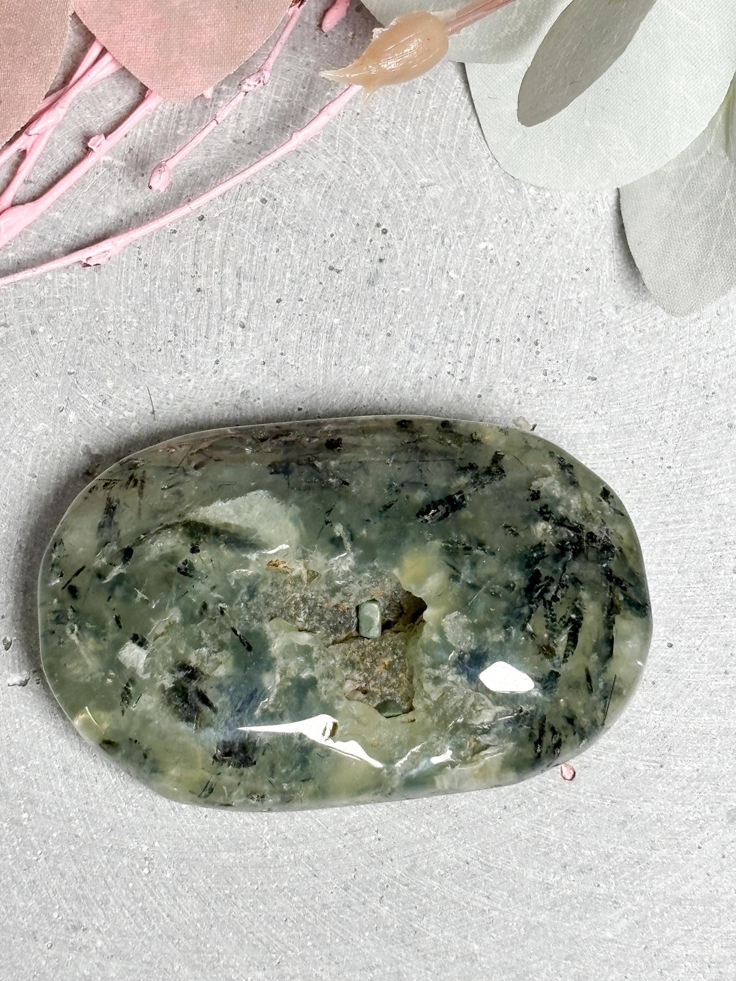 Prehnit Palmstone 6,2 cm Handschmeichler mit schöner Druse und Struktur, Edelstein Stein, Naturstein Deko, Healing Crystal Stone