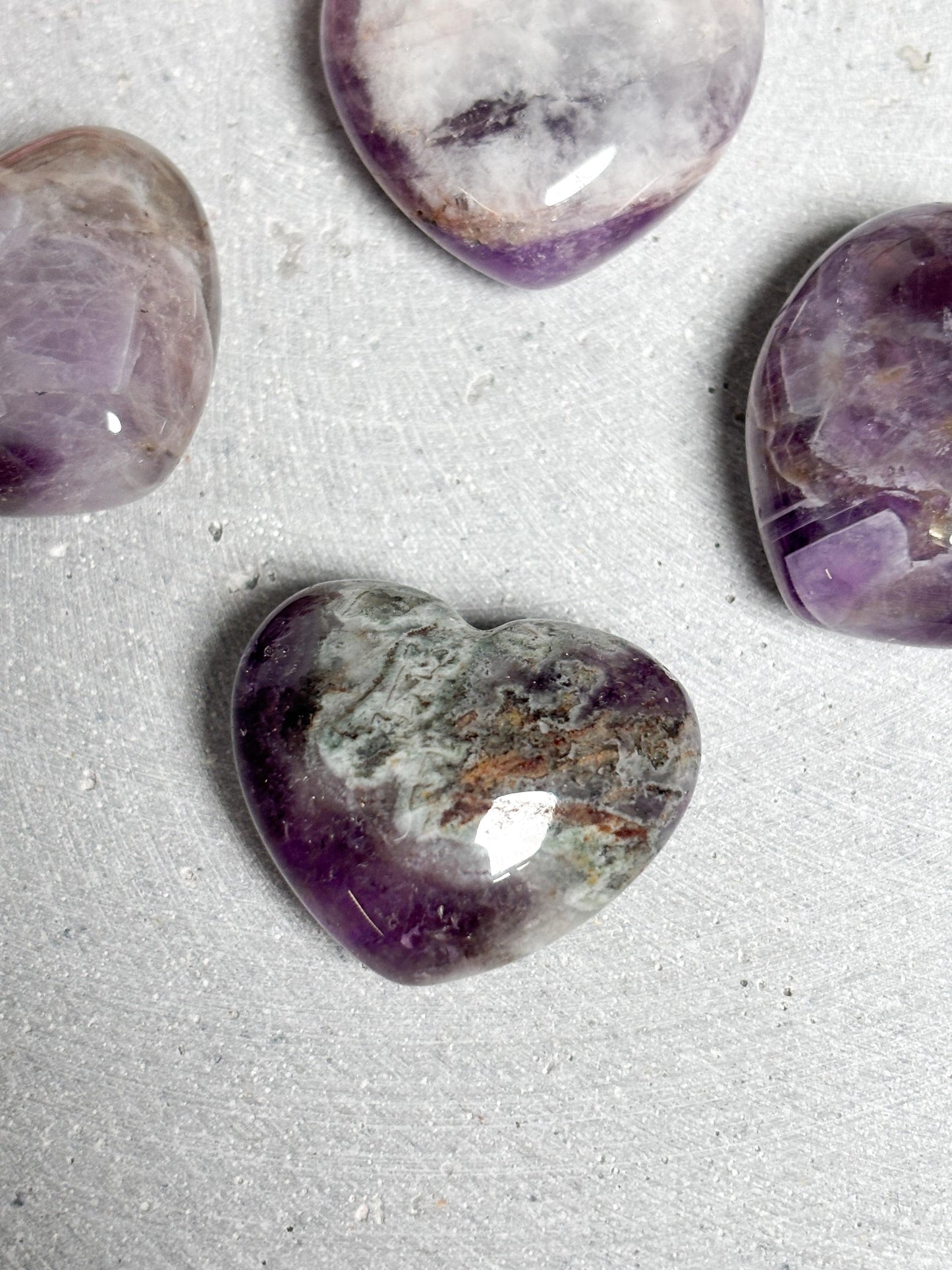 Amethyst Herz kleines Edelstein Herz ca. 2,9 cm, unterschiedliche Maserung, Kristall Herzstein, Naturstein Deko, Healing Crystal Heart
