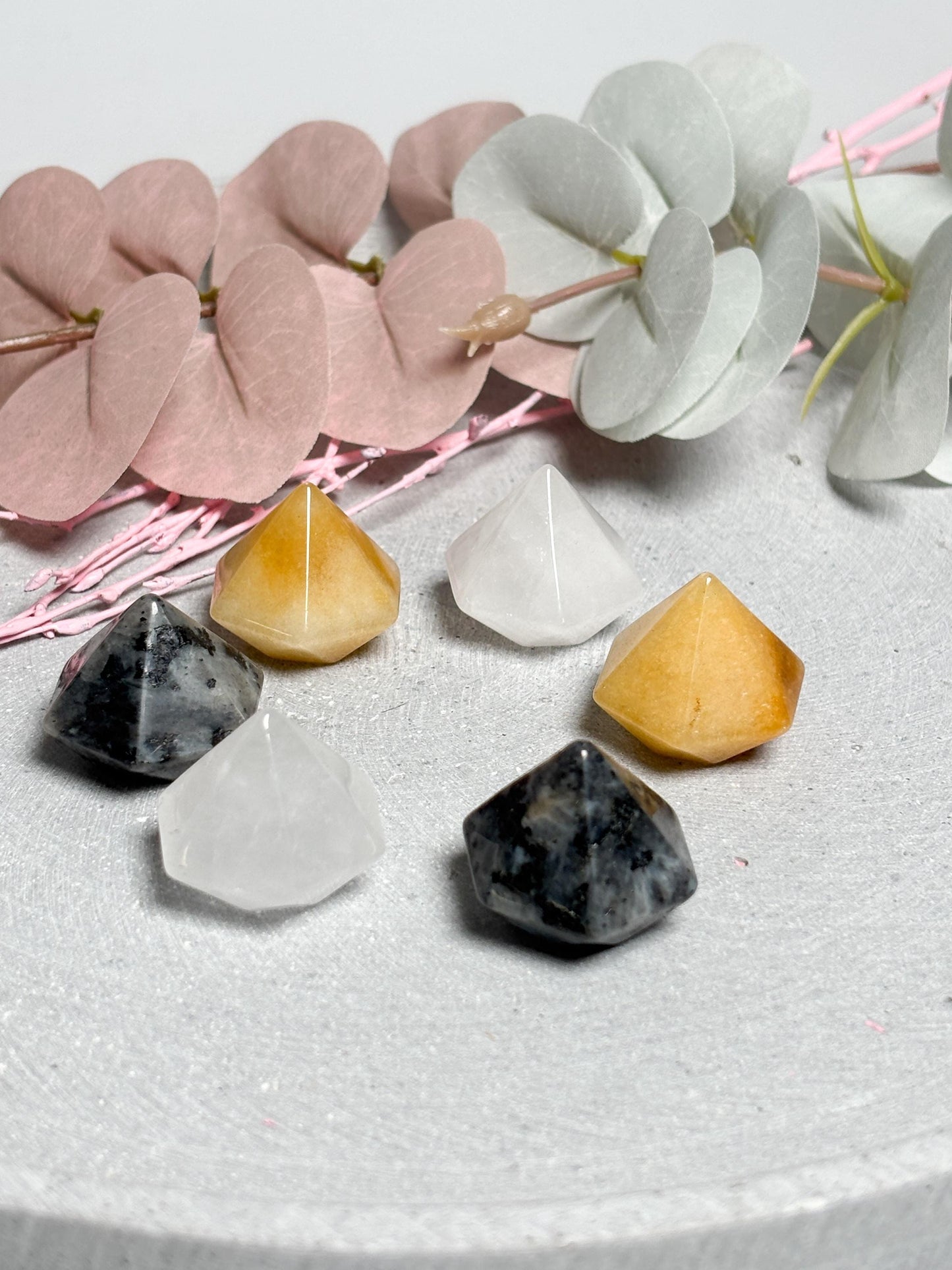 Kleine Kristalle in Diamantform aus Larvikit, golden Healer und Bergkristall 2,3x2,4 cm Edelstein Deko Naturstein Kristall