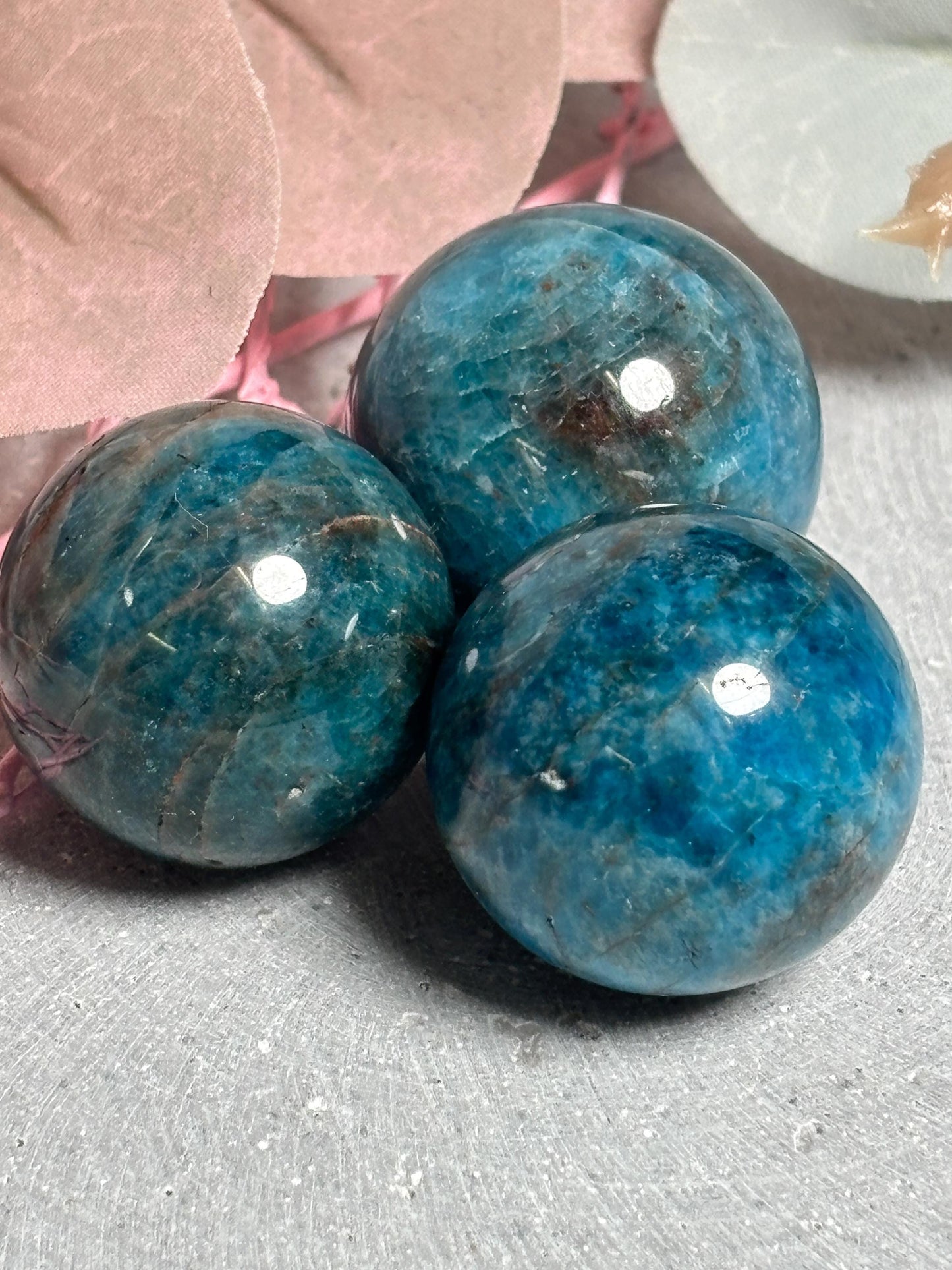 Apatit Kugel ca. 2,62,8 cm Kristallkugel in unterschiedlichen Blautönen, Edelstein Kugel, Healing Crystal Sphere, Apatite Ball
