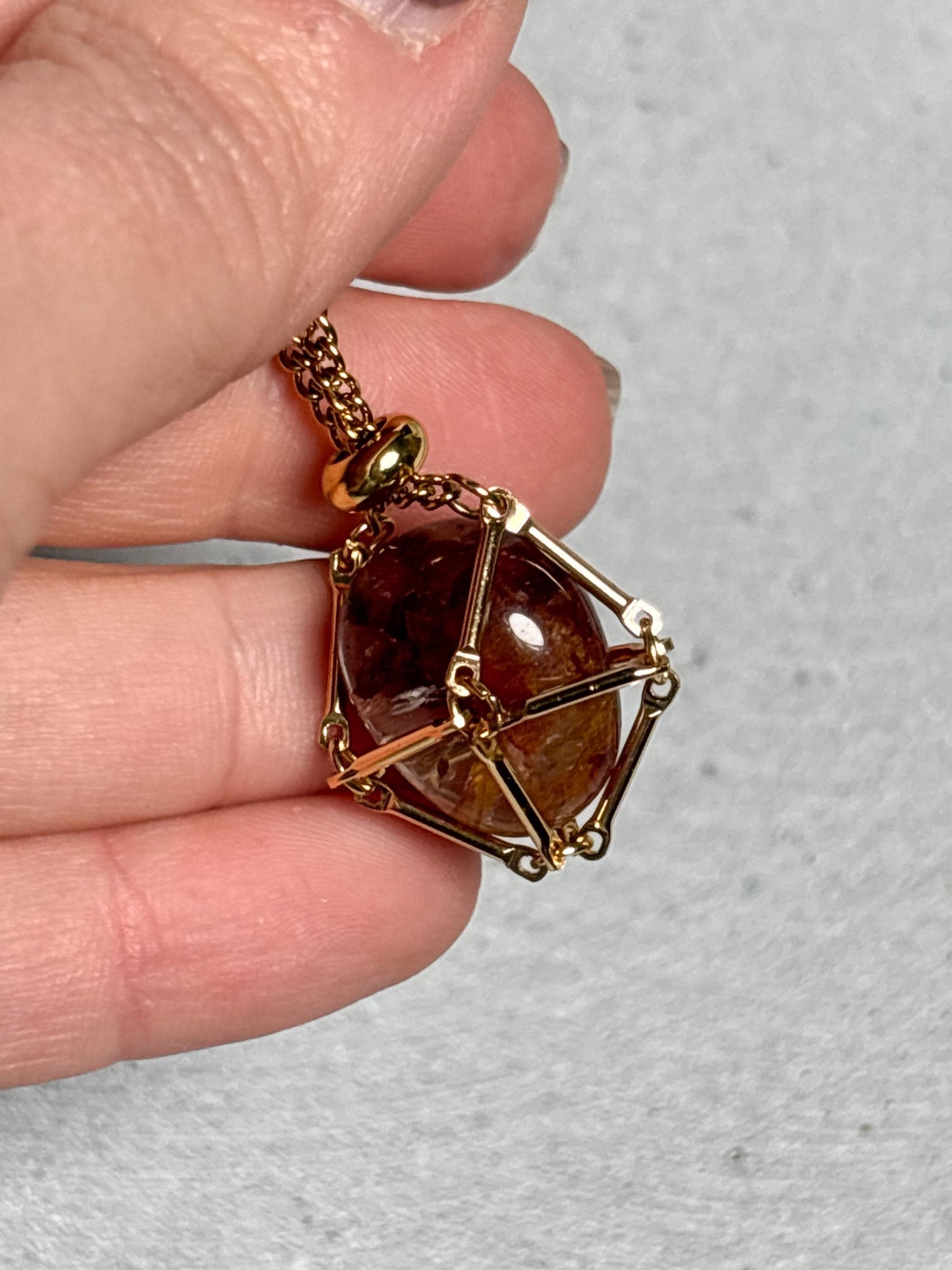 Netzanhänger Gold ca. 2,2 cm Crystal Cage für kleine Trommelsteine, goldfarbener Kristallhalter, Anhänger für Steine