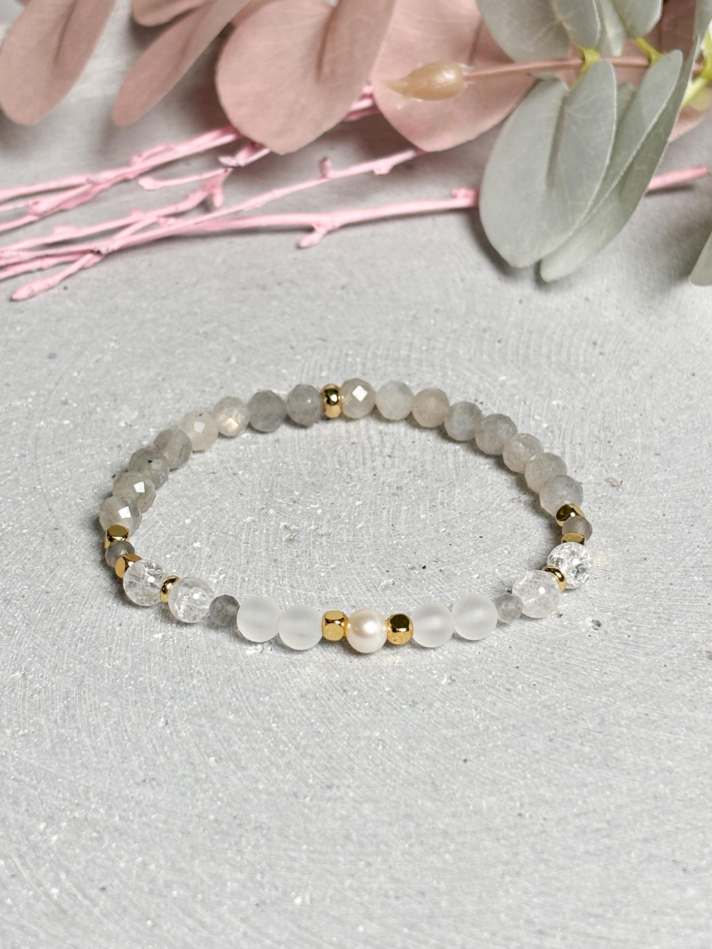 Elastisches Perlenarmband Labradorit facettiert 4mm & 6mm mit Bergkristall, Süßwasserperle, goldene Zwischenteile