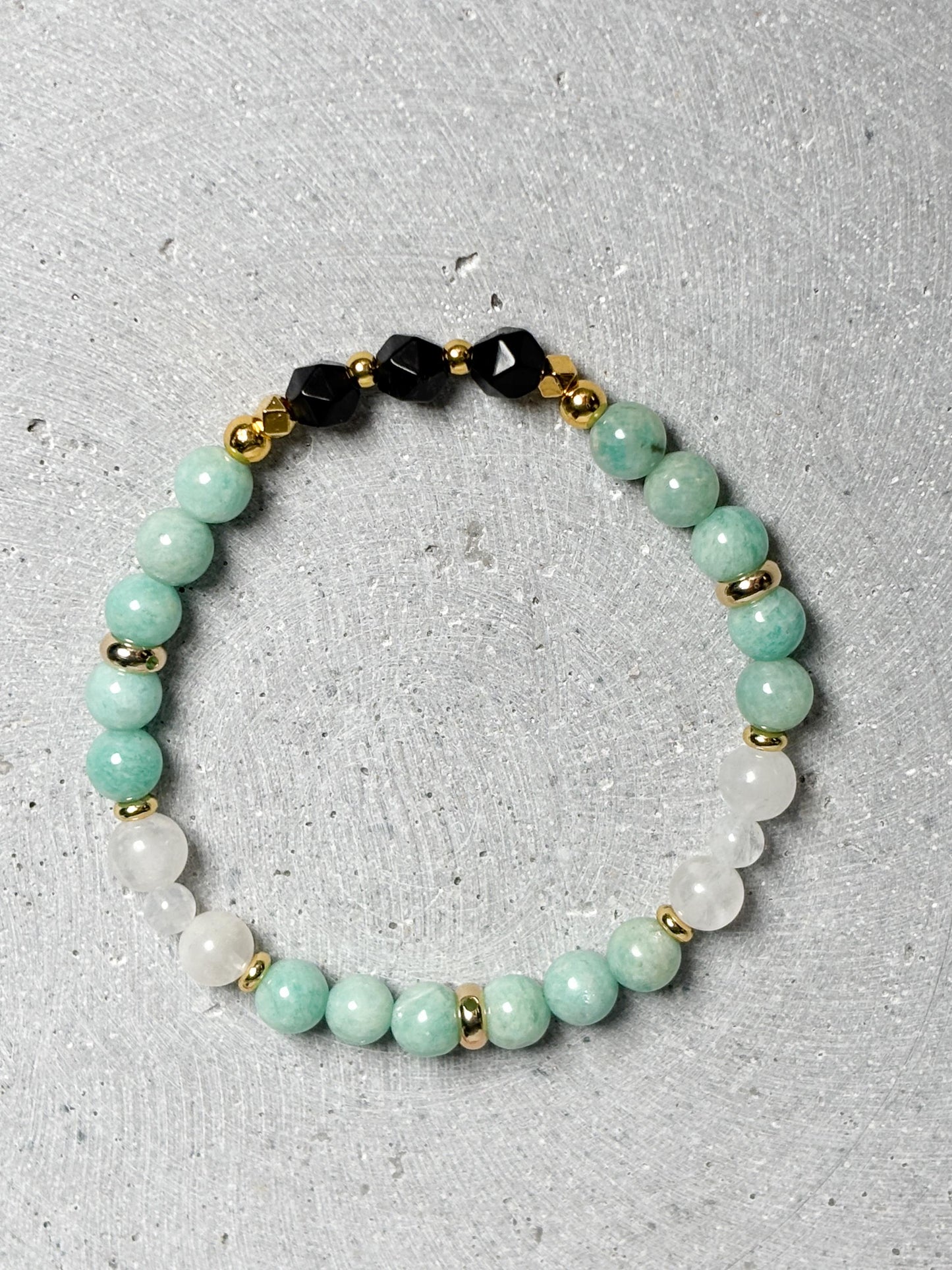 Elastisches Edelsteinarmband aus Amazonit, Mondstein und facettiertem Onyx mit Goldakzenten