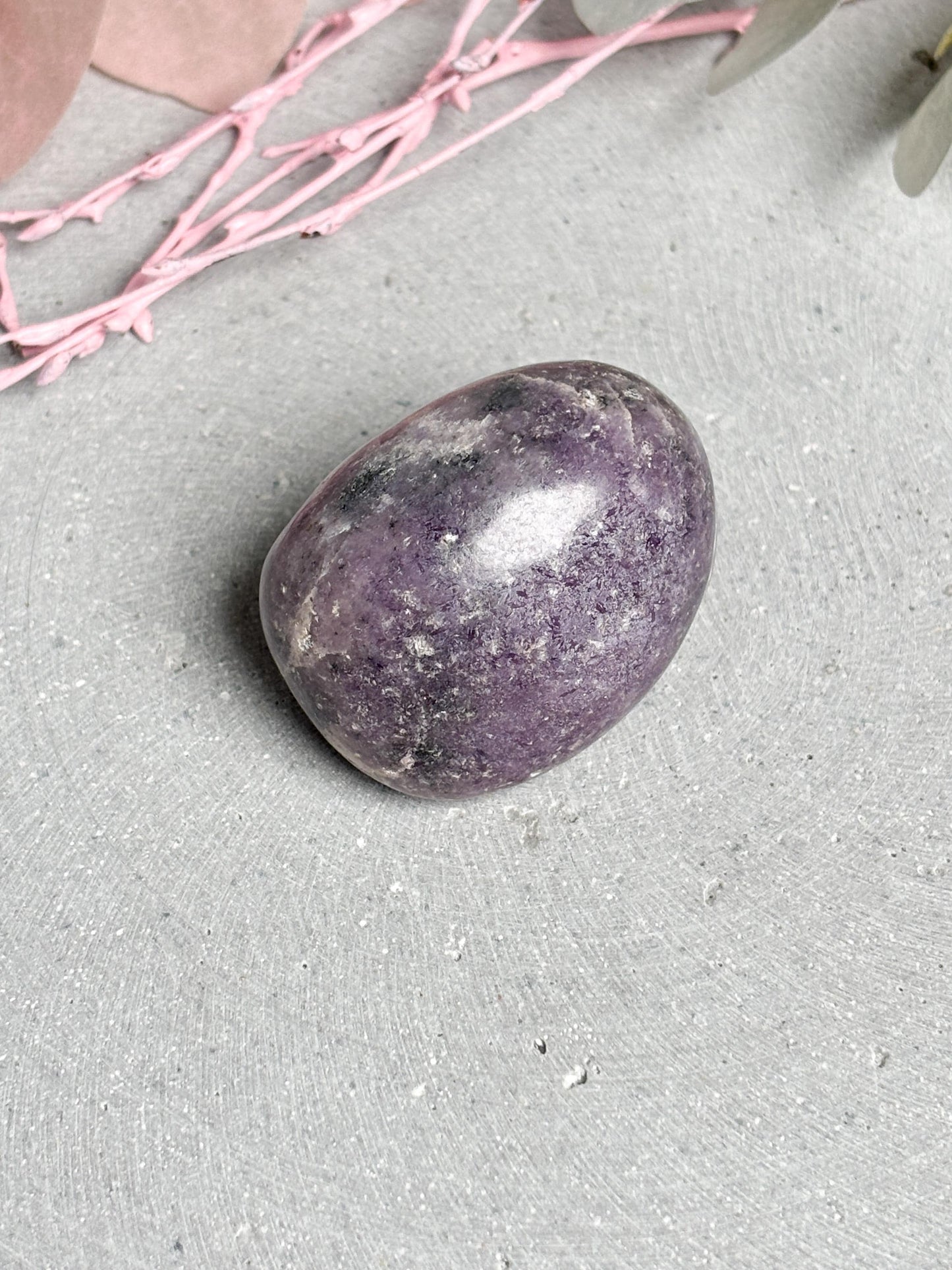 Großer Lepidolith Trommelstein ca. 4 cm polierter Naturstein in zartem Lila Einzelstück zur Dekoration