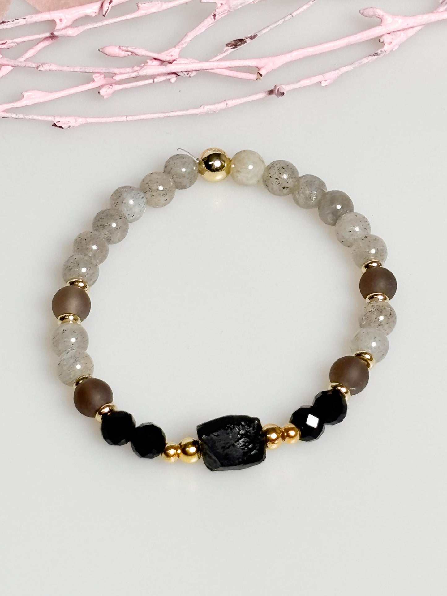 Elastisches Turmalin Perlenarmband mit Rauchquarz und Labradorit 6 mm goldfarben