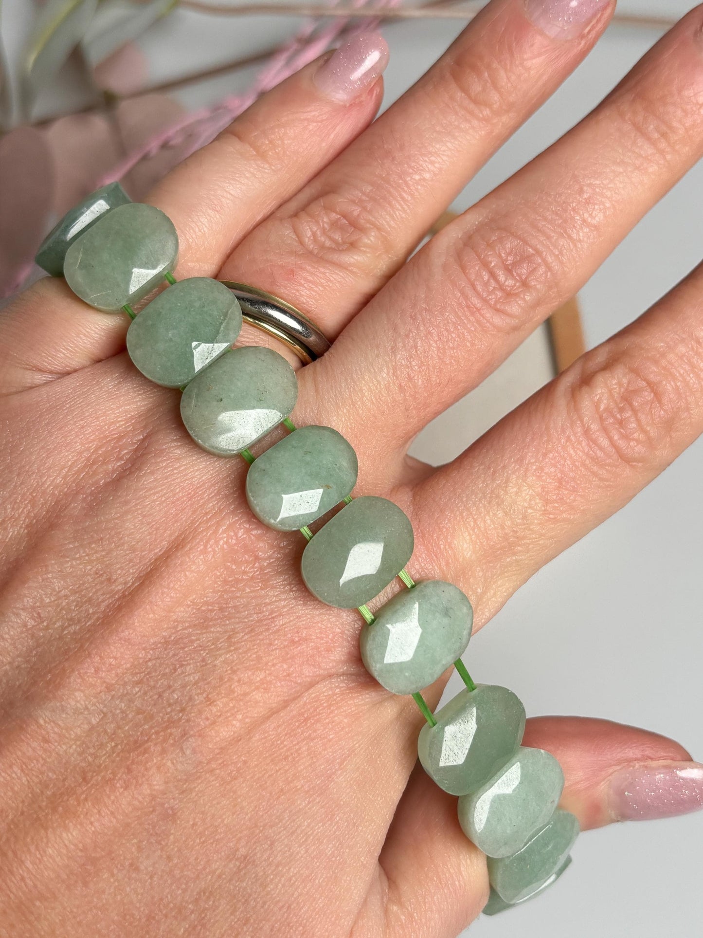Grüner Aventurin Armreif mit facettierten quadratischen Perlen, weich poliert, ca. 1,5 × 1,1 cm