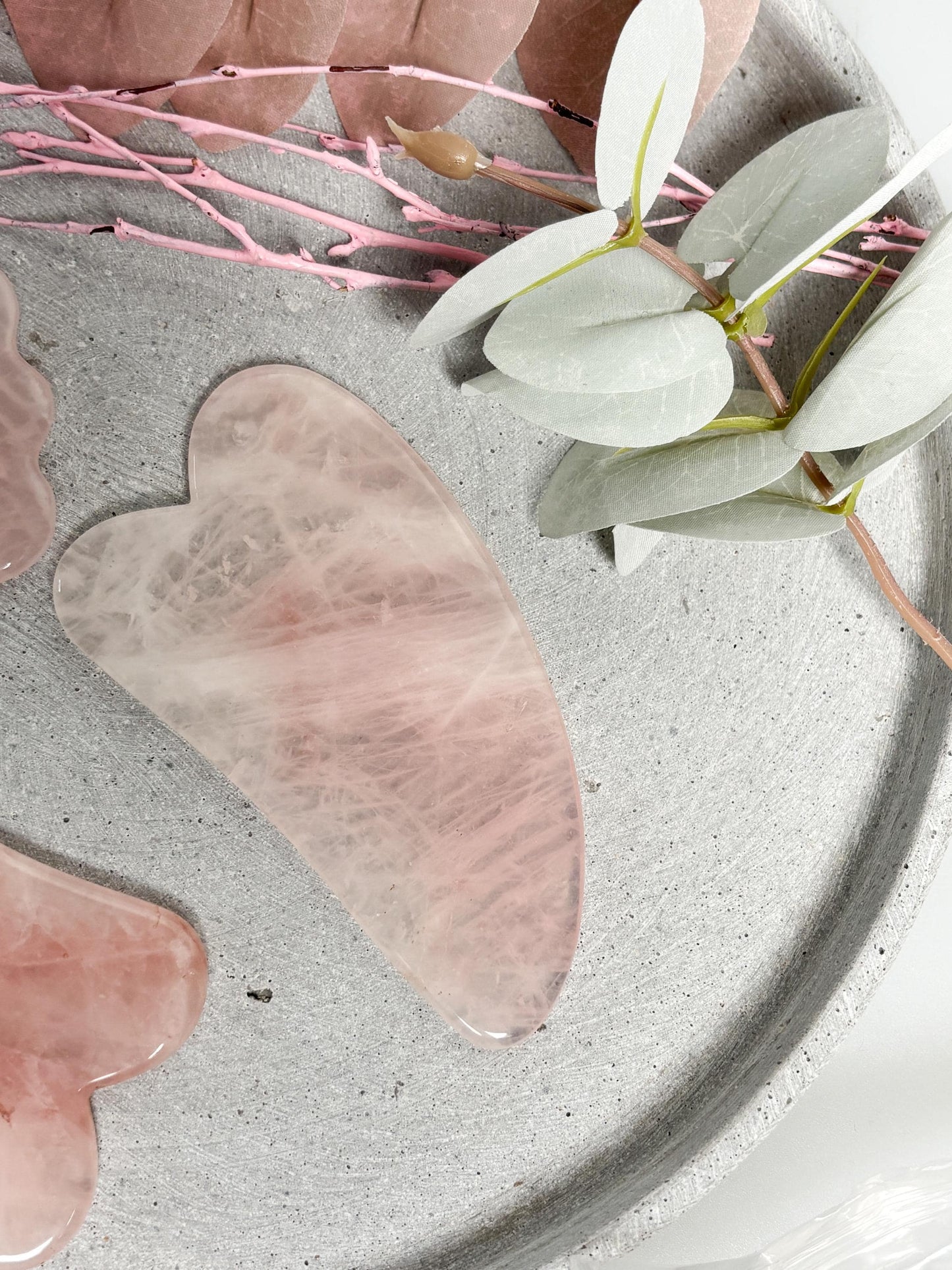 Rosenquarz Gua Sha verschiedene Formen Größen Gesichtsmassage Tool Naturstein rosa Hautpflege Massage Stein