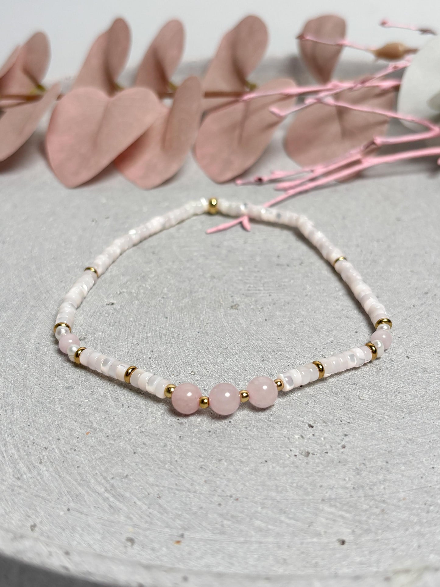 Elastisches Fußkettchen mit Rosenquarz und Muschelperlen 24 cm Edelstein Fußkette rosa weiß mit goldfarbenen Elementen