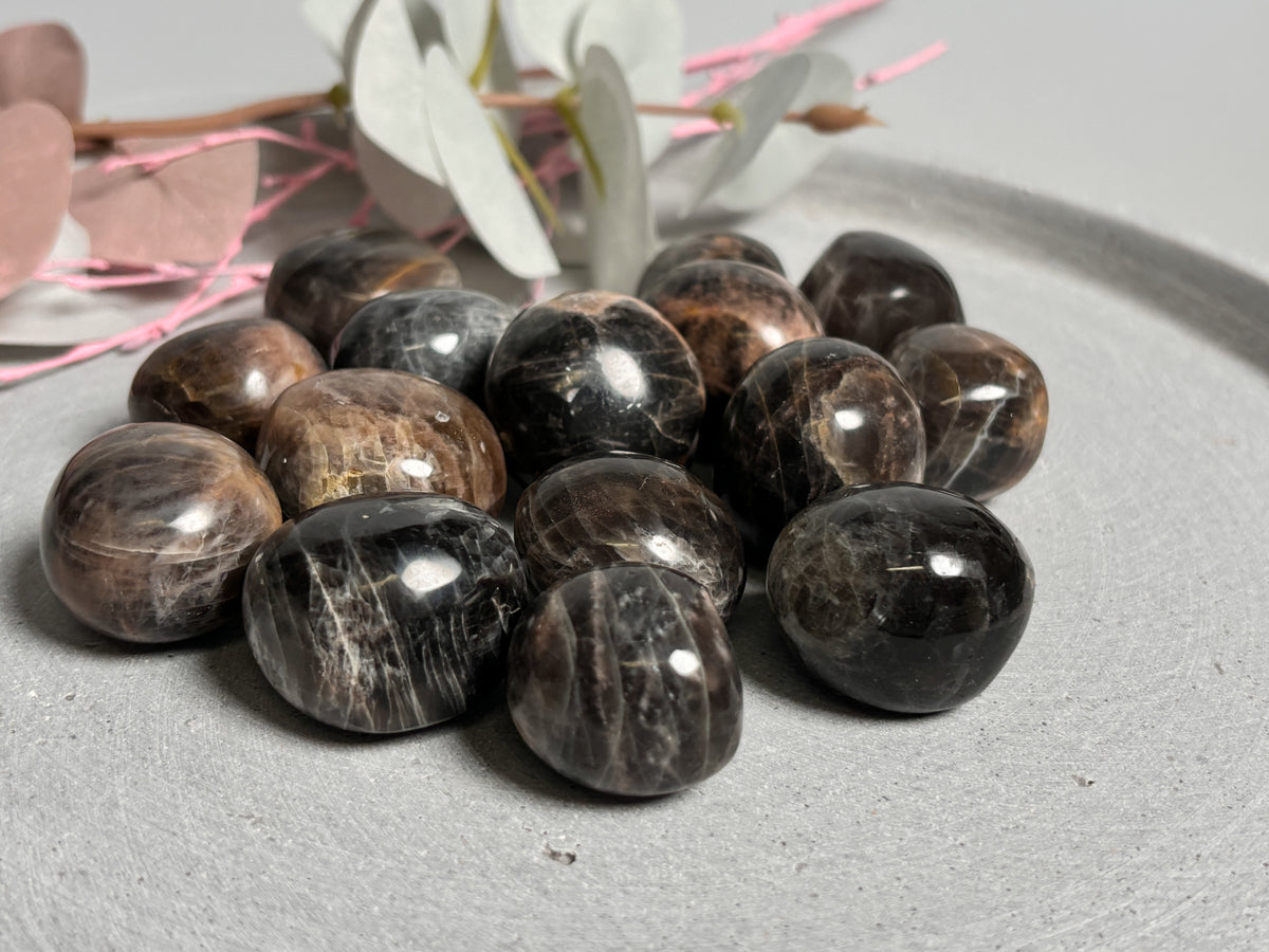 Beautiful tumbled stones made of black moonstone – ideal for on the go | Handpicked &amp; perfect for collectors