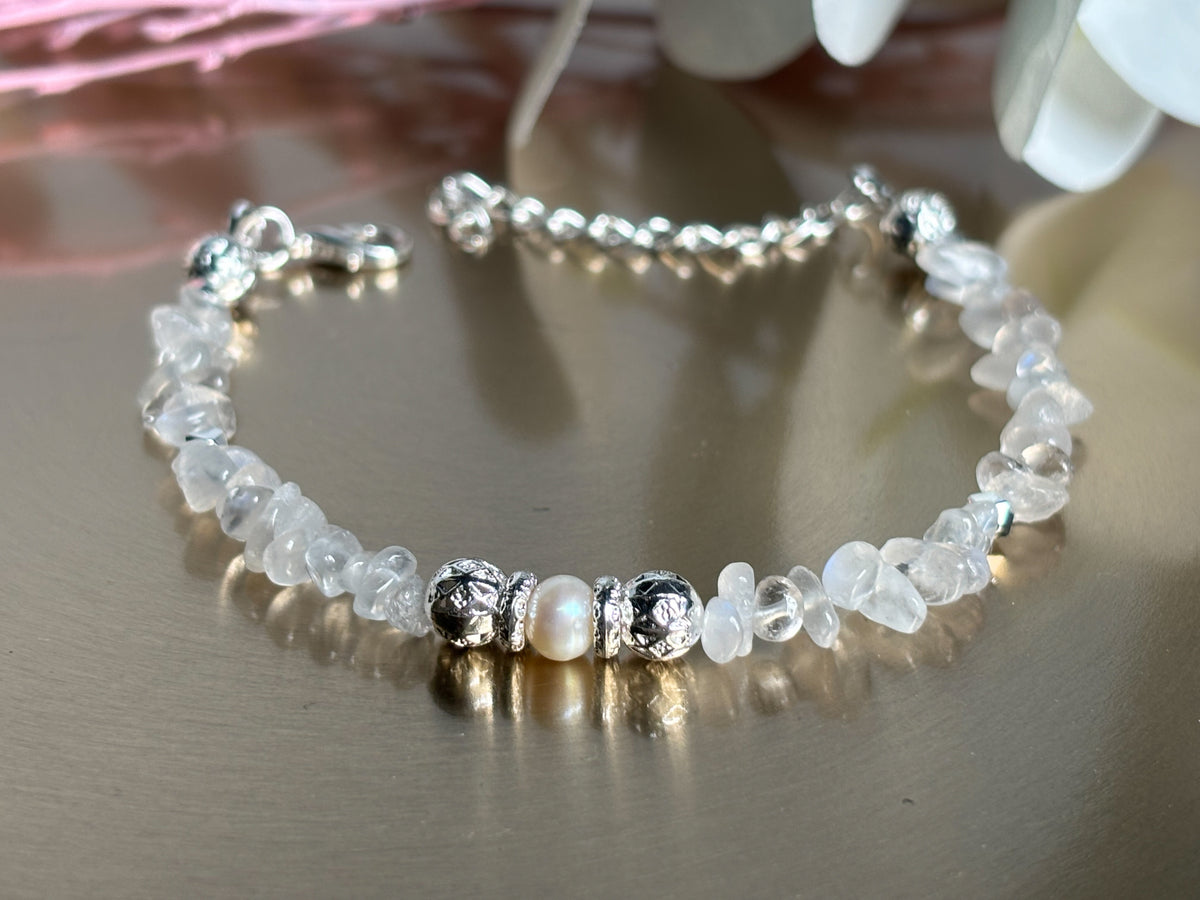 Elegantes Mondstein Splitterarmband mit Süßwasserperle & Edelstahl  Natürlicher Schmuck für jeden Anlass