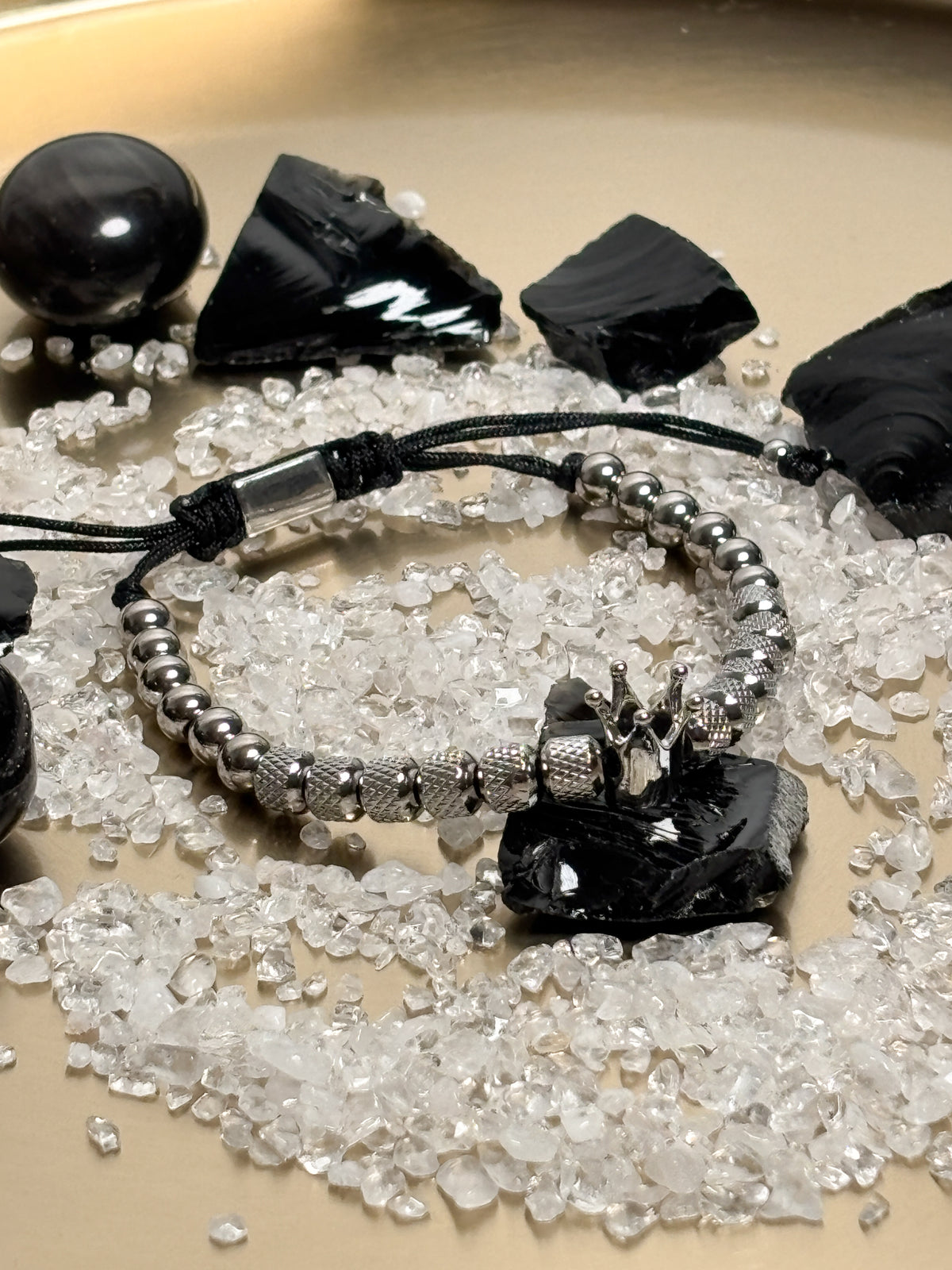 Perlenarmband mit Krone – Edelstahl & schwarzes Makramee, größenverstellbar (17–24 cm)