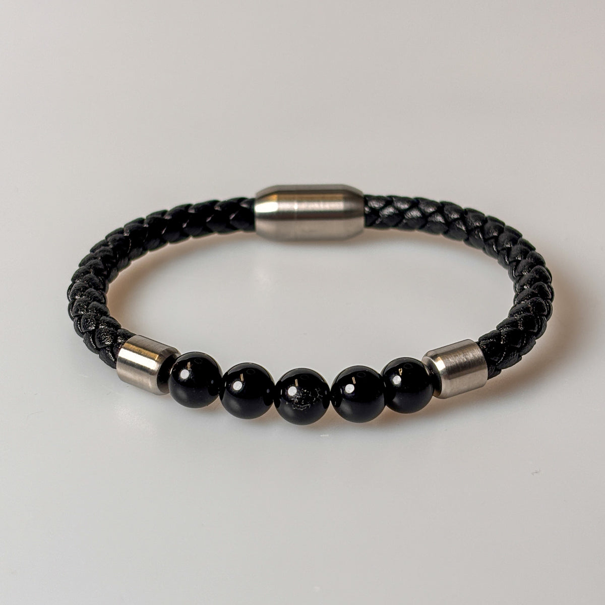 Unisex Lederarmband mit silbernen Edelstahlelementen – 8 mm