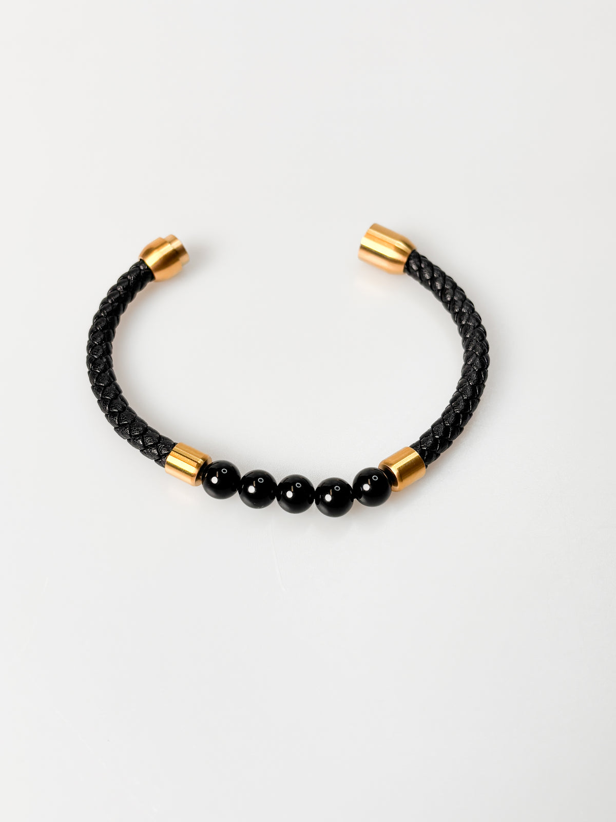 Geflochtenes Lederarmband mit schwarzen 8 mm Perlen & vergoldetem Magnetverschluss – Edelstahl, 21 cm