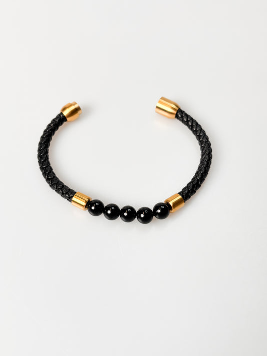 Geflochtenes Lederarmband mit schwarzen 8 mm Perlen & vergoldetem Magnetverschluss – Edelstahl, 21 cm
