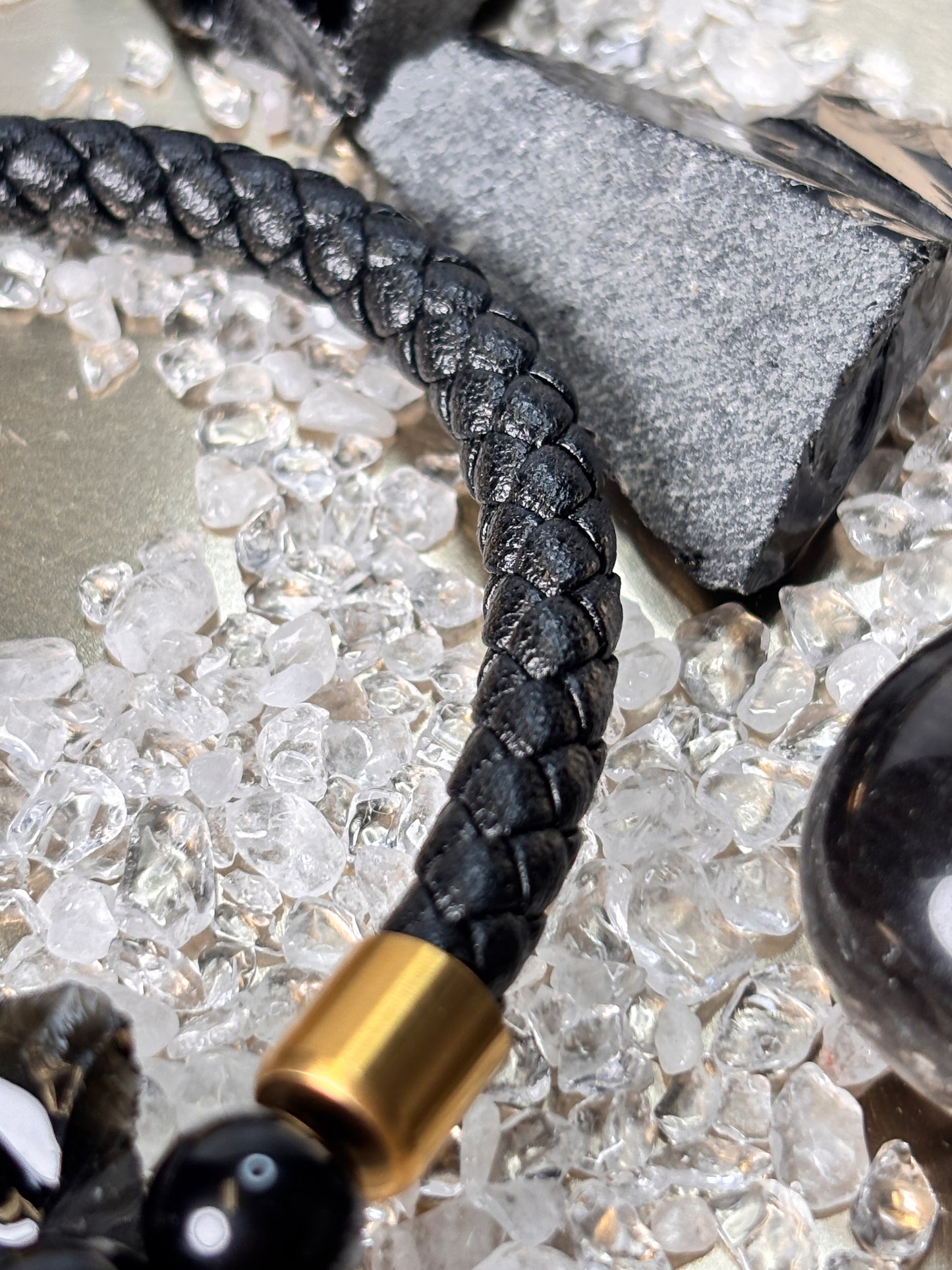 Geflochtenes Lederarmband mit schwarzen 8 mm Perlen & vergoldetem Magnetverschluss – Edelstahl, 21 cm