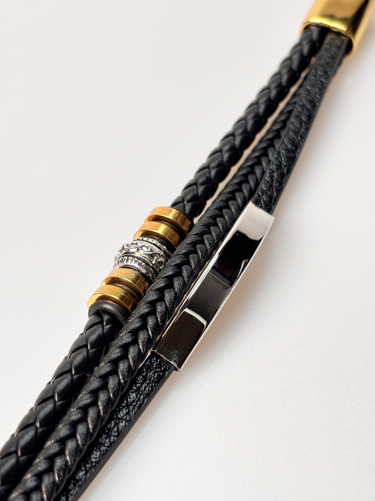 3-reihiges Lederarmband mit silber- & goldfarbenen Edelstahlelementen – Herrenarmband 21 cm mit Schnalle