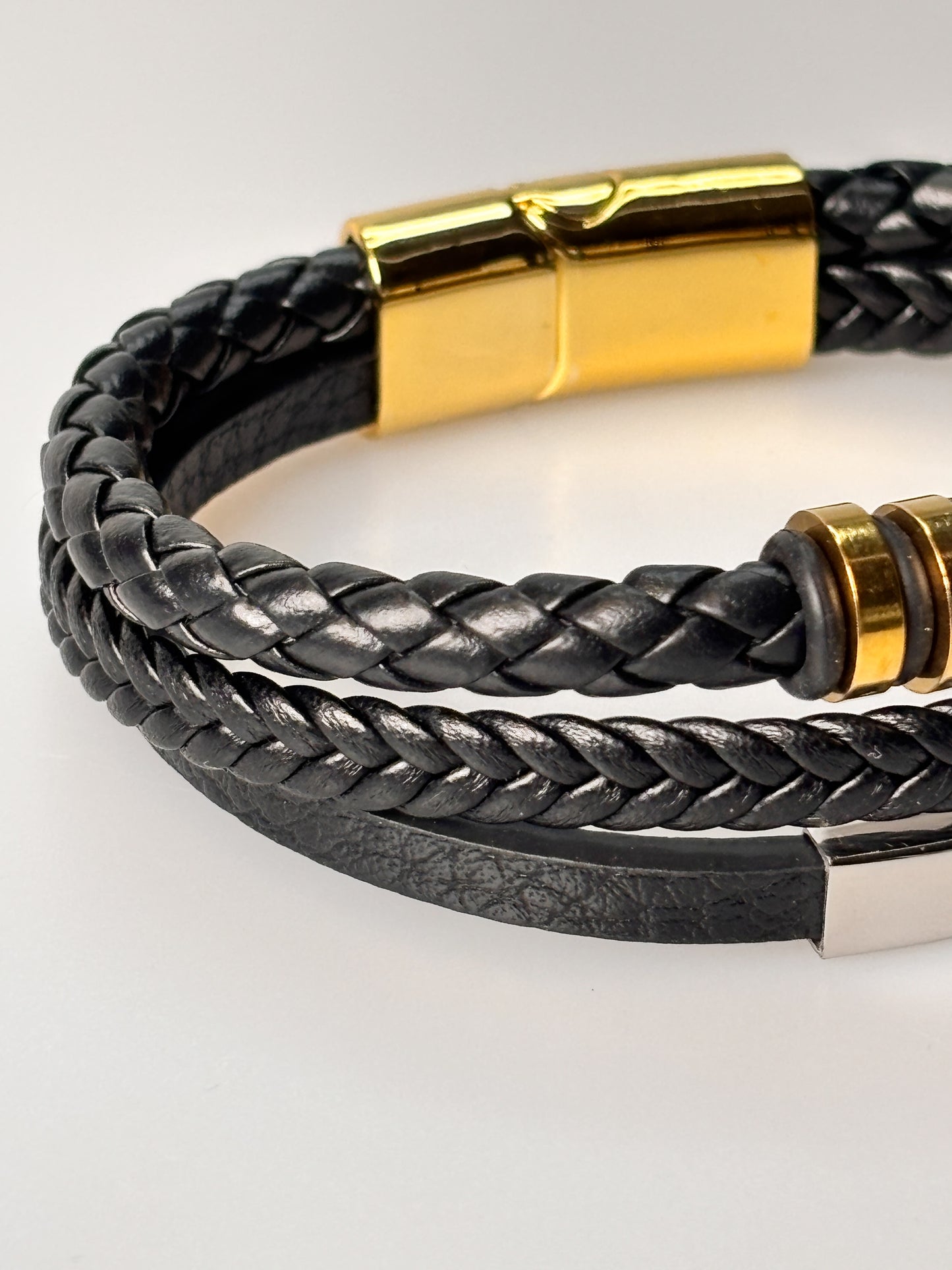 3-reihiges Lederarmband mit silber- & goldfarbenen Edelstahlelementen – Herrenarmband 21 cm mit Schnalle