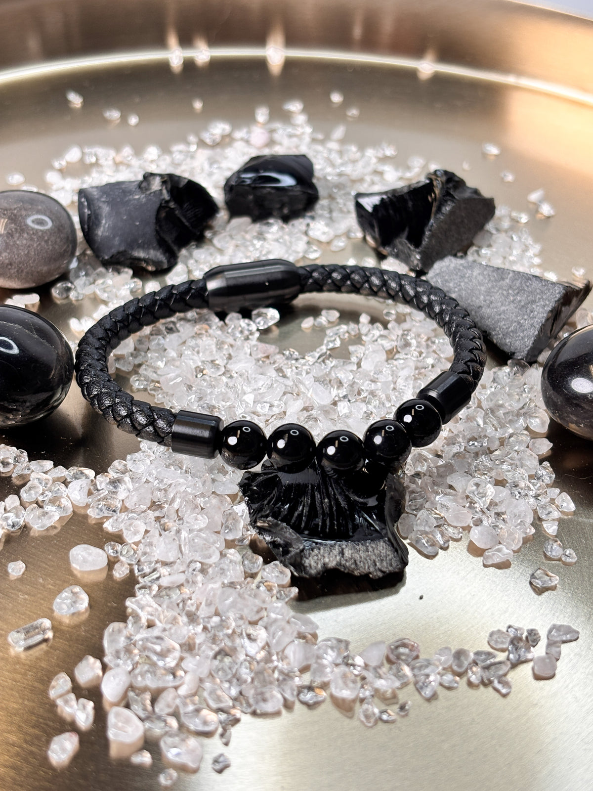 Geflochtenes Lederarmband mit schwarzen Perlen & schwarzem Magnetverschluss – Herrenarmband 21 cm