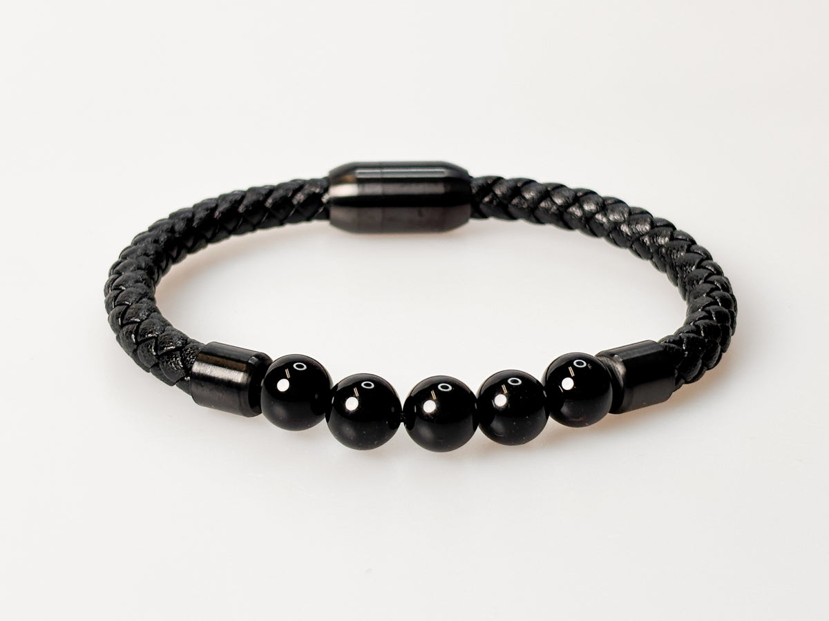 Geflochtenes Lederarmband mit schwarzen Perlen & schwarzem Magnetverschluss – Herrenarmband 21 cm