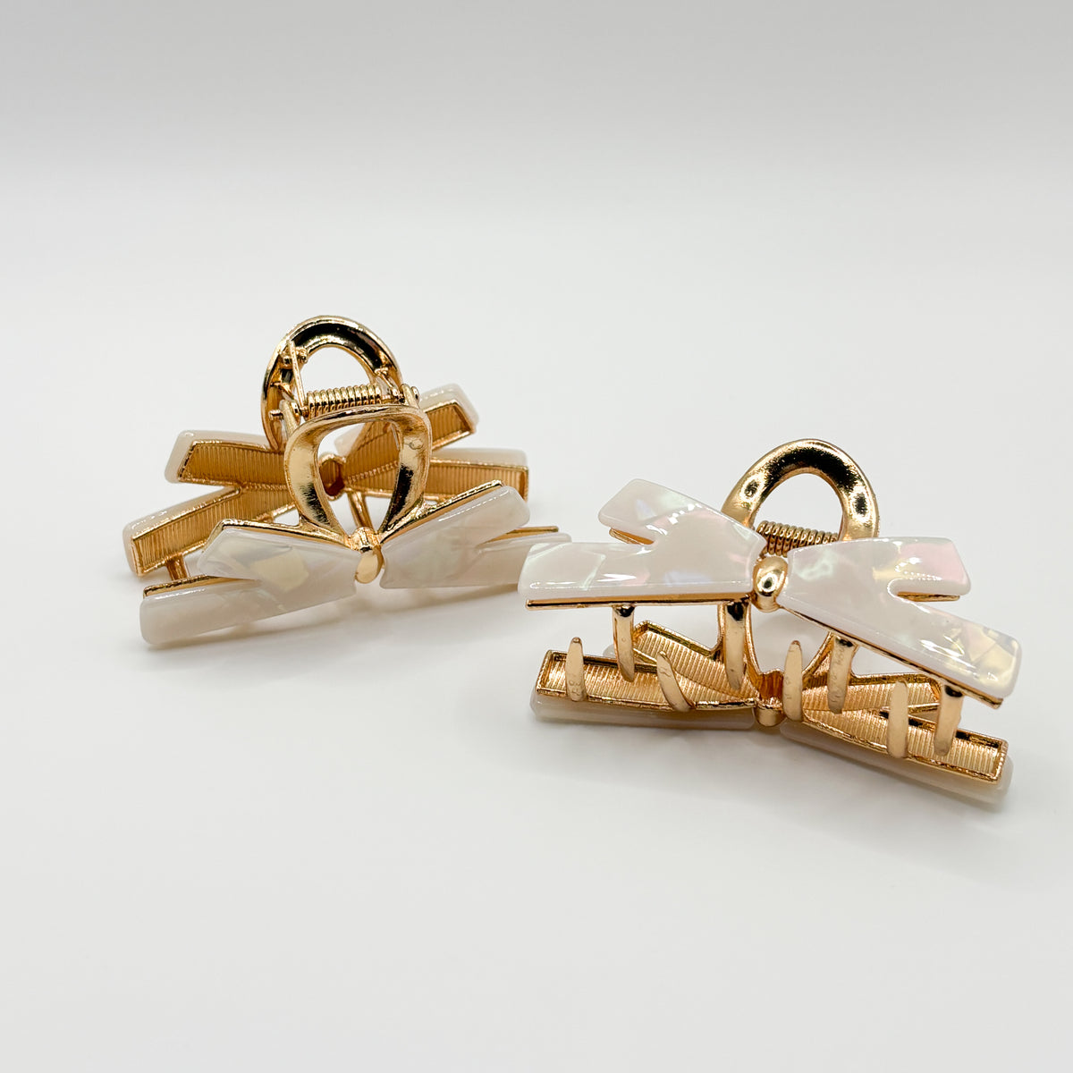 Kleine Haarklammer Schleifenoptik Gold mit weiß schimmernder Oberfläche 6x2,8 cm