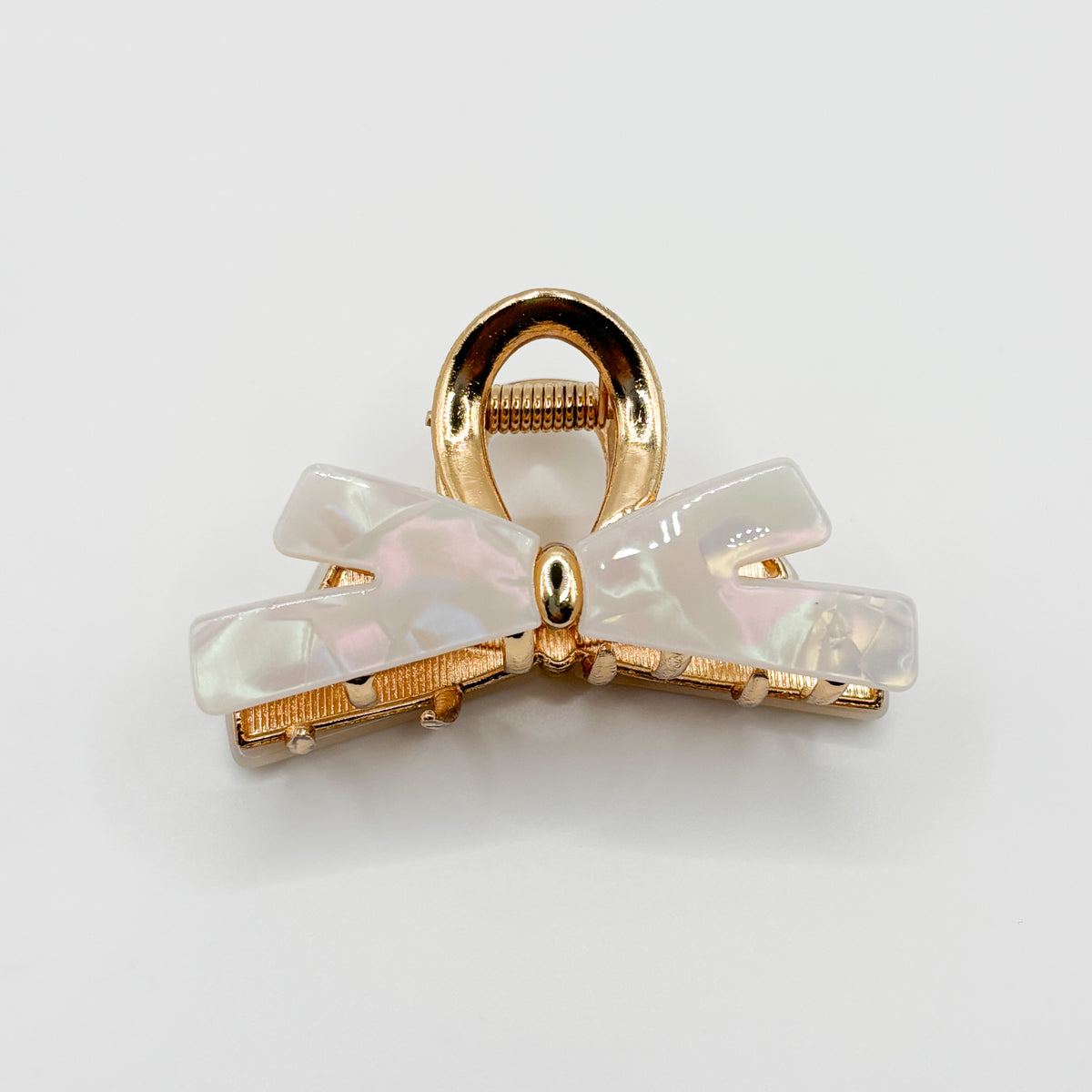 Kleine Haarklammer Schleifenoptik Gold mit weiß schimmernder Oberfläche 6x2,8 cm