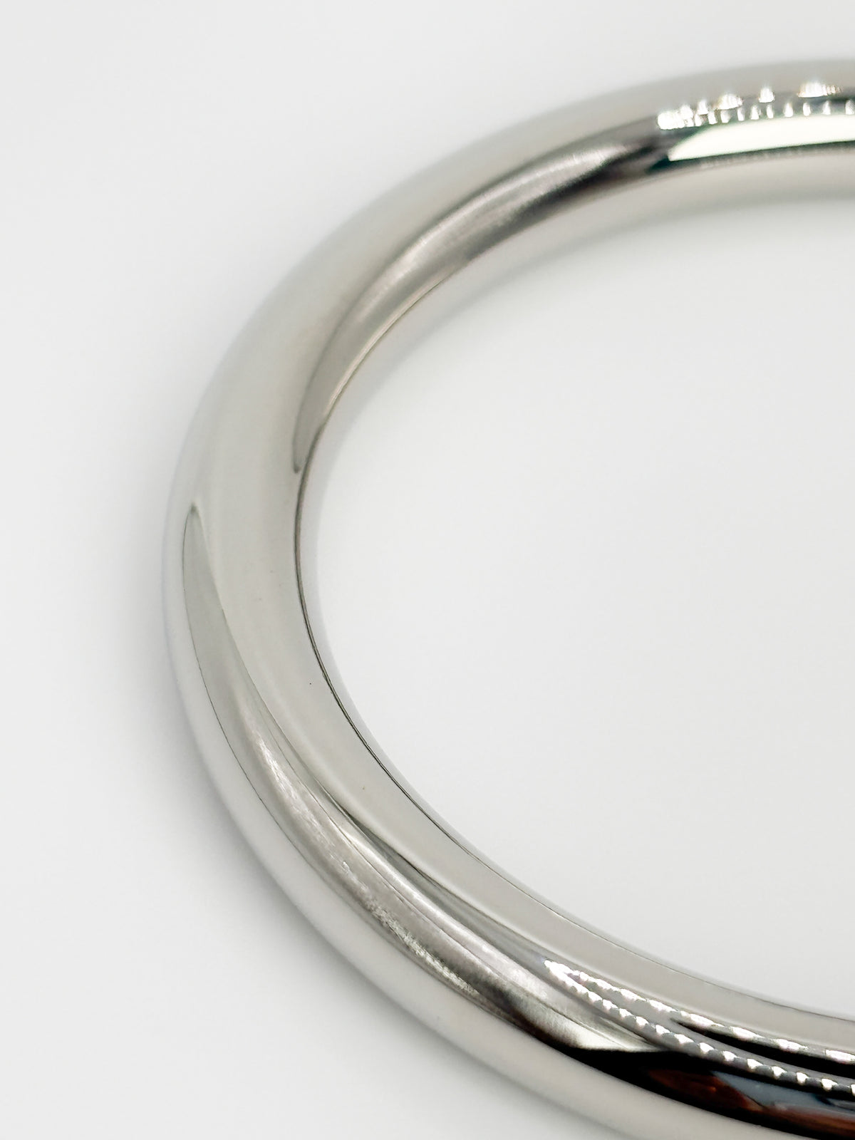 Schlichter Armreif aus Edelstahlin silber oder vergoldet – Glatter Damen Armreif 6,3 cm Innendurchmesser