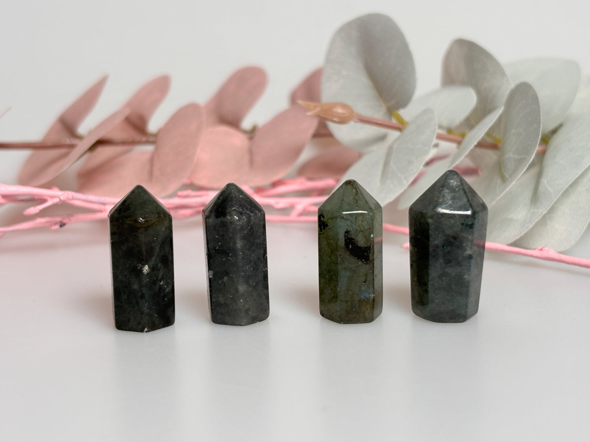 Mini Labradorit Türmchen mit Flash – Edelstein-Türmchen für Energie und Schutz