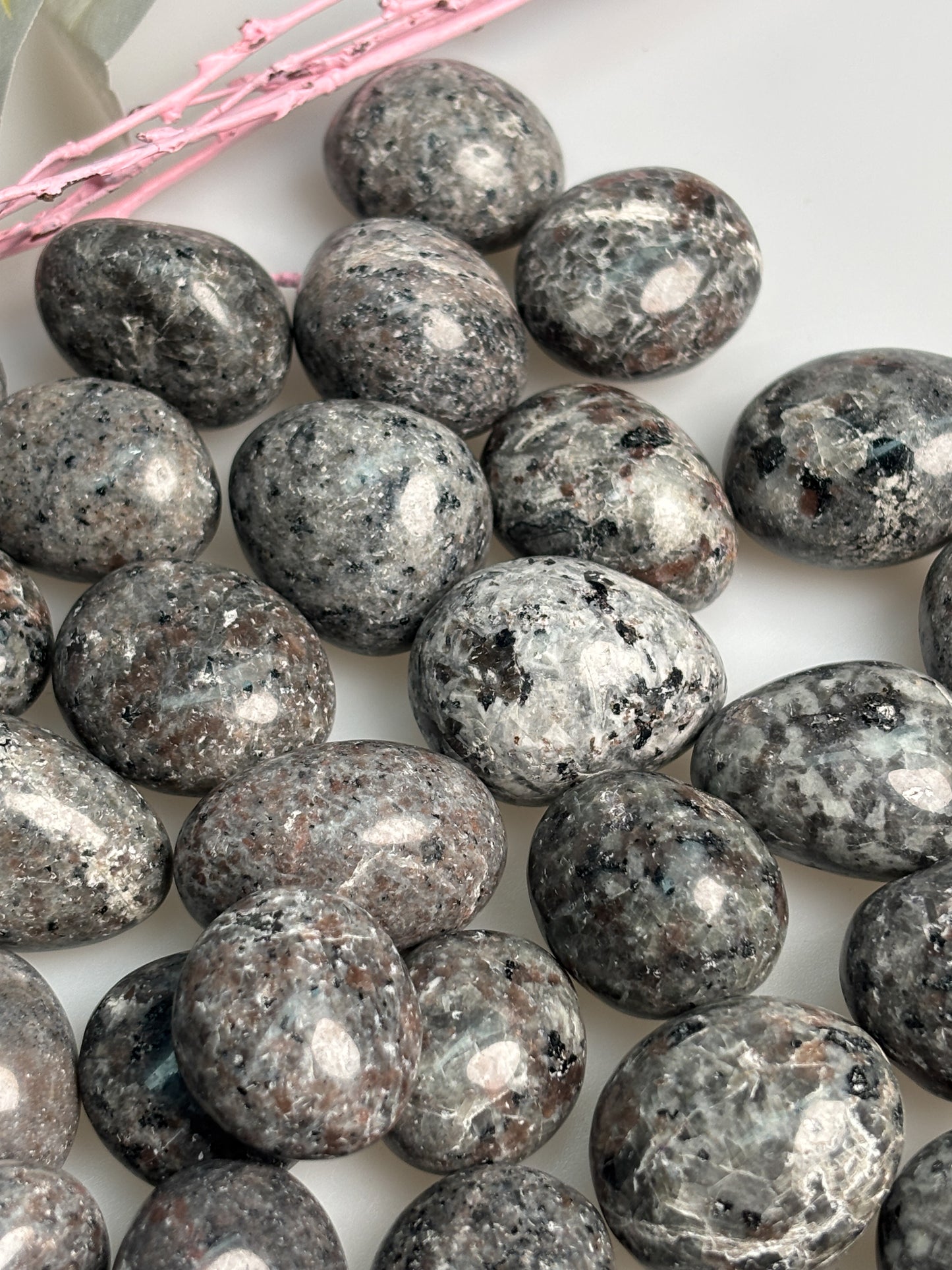 Yooperlite Trommelstein UV aktiv Naturstein fluoreszierend