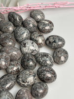 Yooperlite Trommelstein UV aktiv Naturstein fluoreszierend