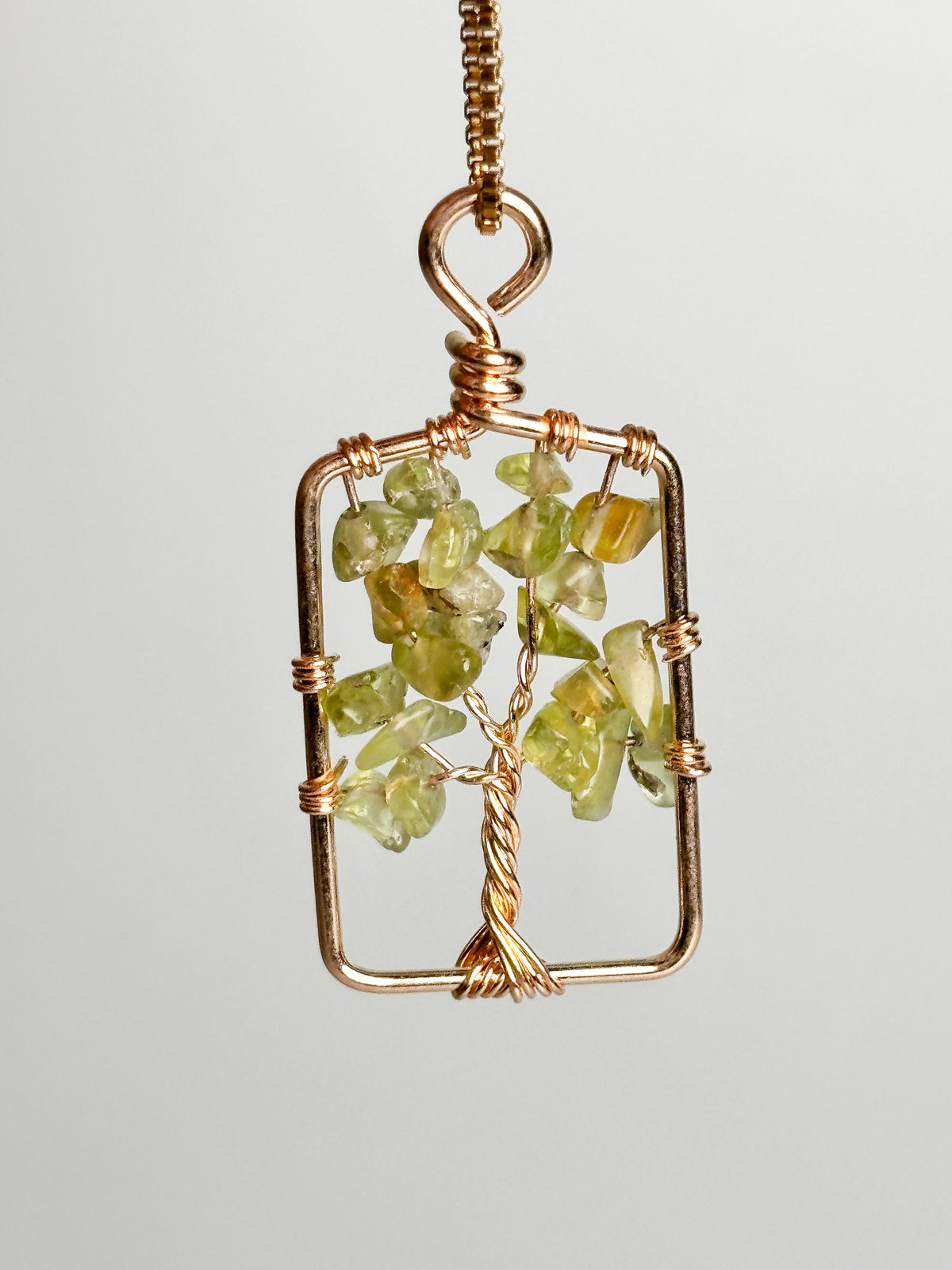 Tree of Life Kettenanhänger mit Peridot: Symbol der Verbundenheit und Vitalität