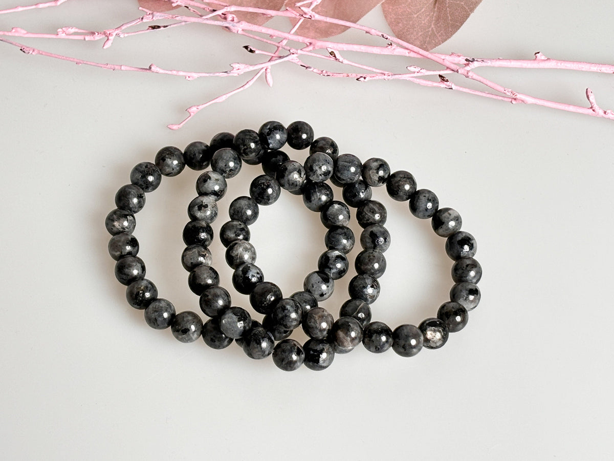 Natürlich schimmernd: Elastisches Larvikit-Perlenarmband, 8mm Perlen, Länge ca. 17,5cm
