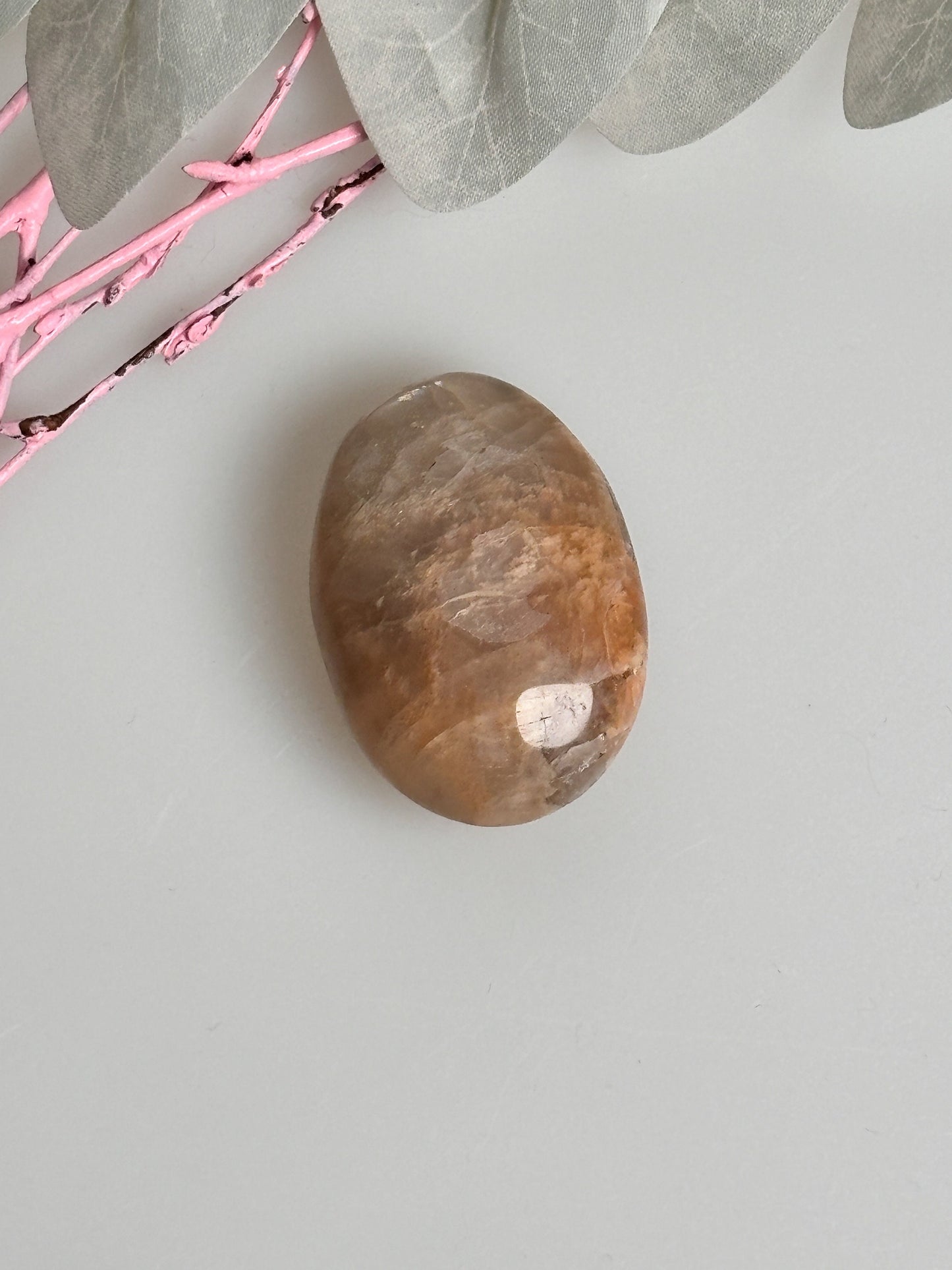 Peach Mondstein Palmstone - Handpolierter Edelstein, ca. 3,9x2,7x1,6cm, 24g, Heilstein für emotionale Balance