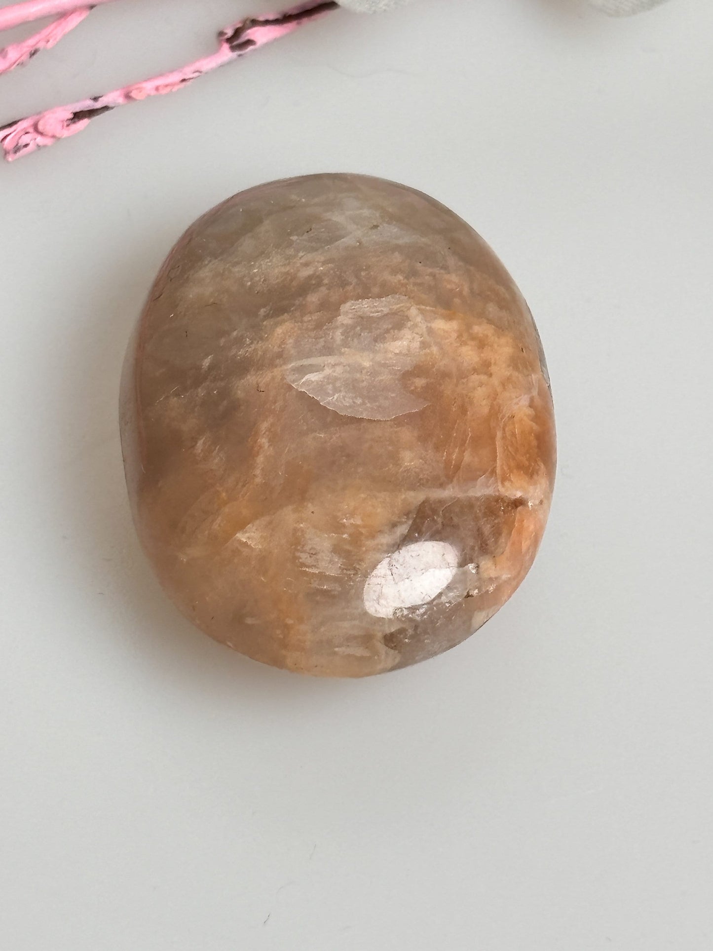 Peach Mondstein Palmstone - Handpolierter Edelstein, ca. 3,9x2,7x1,6cm, 24g, Heilstein für emotionale Balance