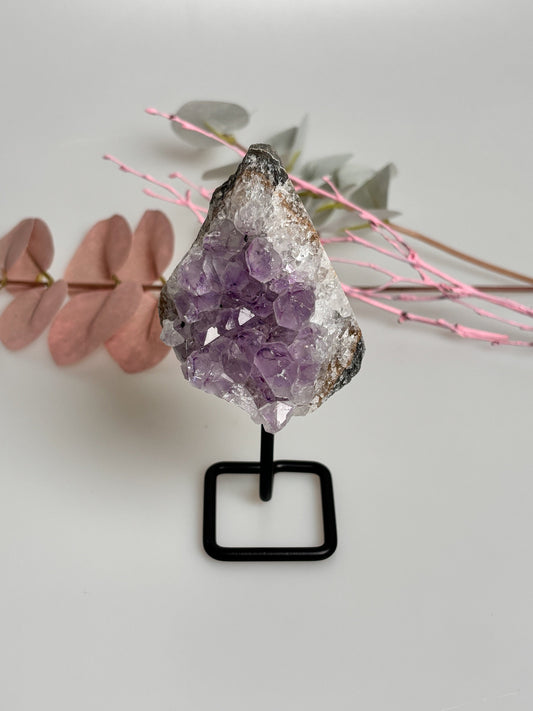 Amethyst cluster on stand - sparkling gemstone for decoration, healing and meditation, approx. 11 cm high.