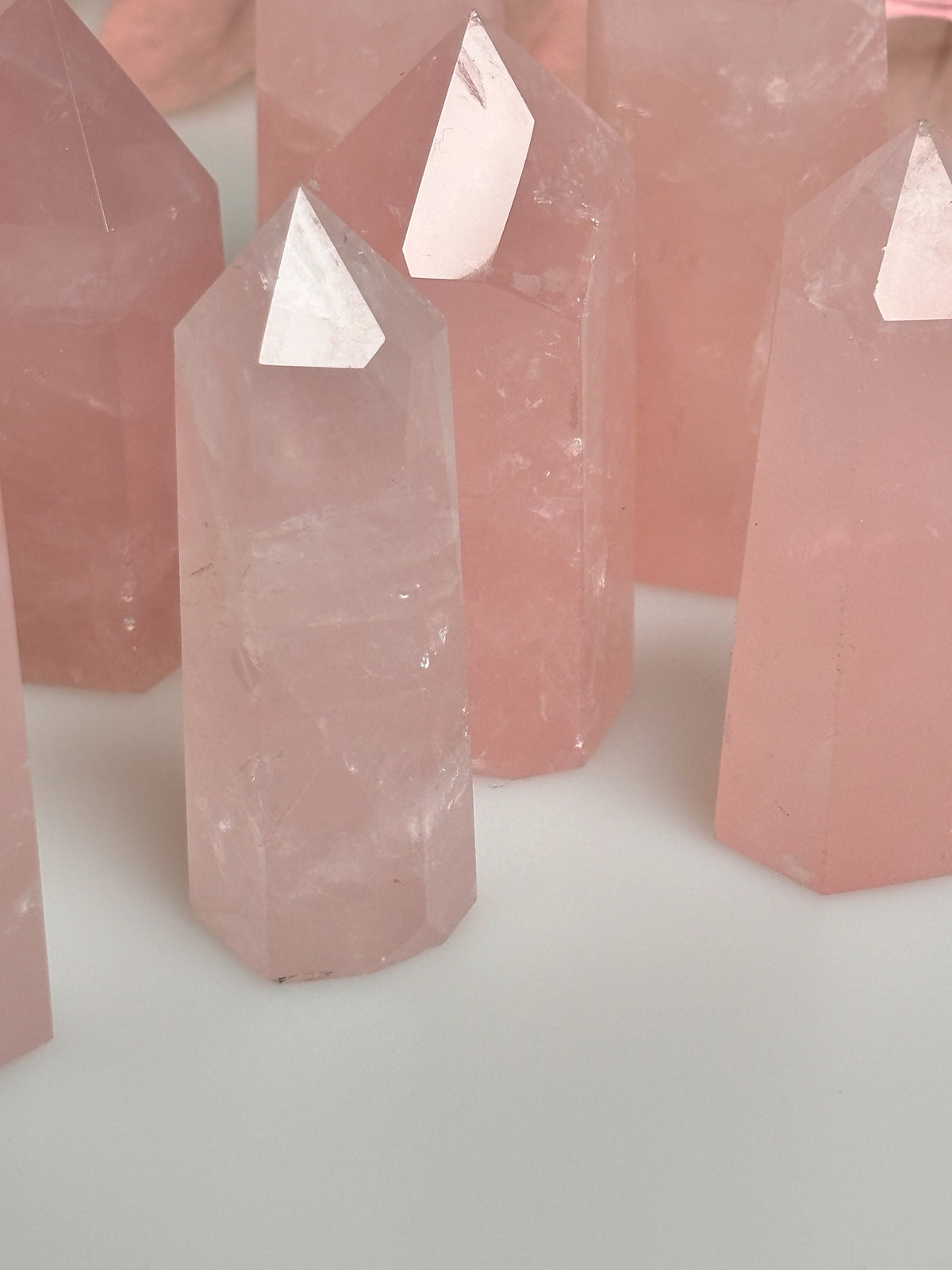 Schöne Rosenquarztürme mit Regenbögen - Heilender Kristall für Liebe und Harmonie, Naturstein-Deko