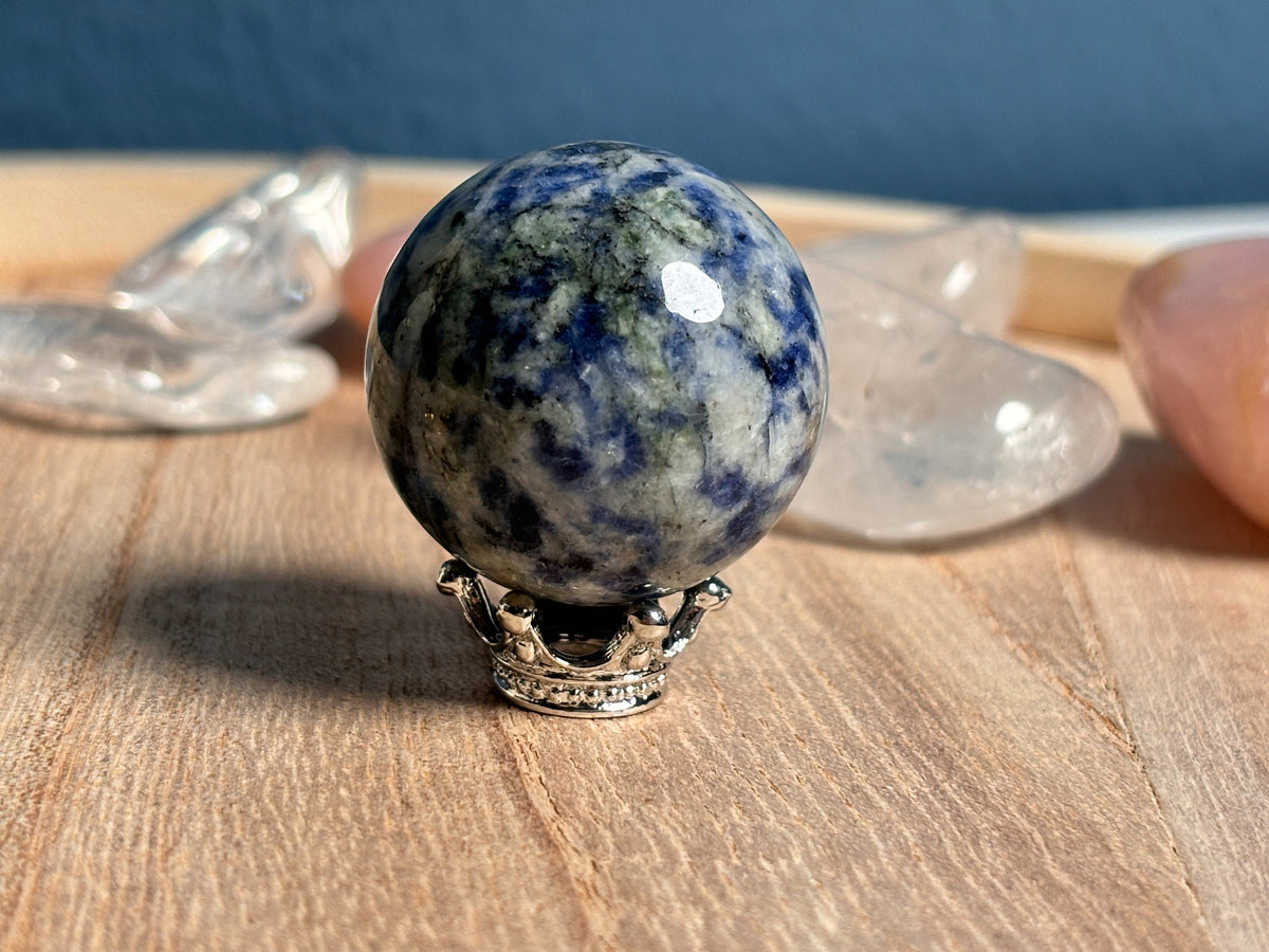 Kleine Sodalith Kristallkugel 3cm mit optionalem Kugelhalter – Heilstein für Klarheit und Balance