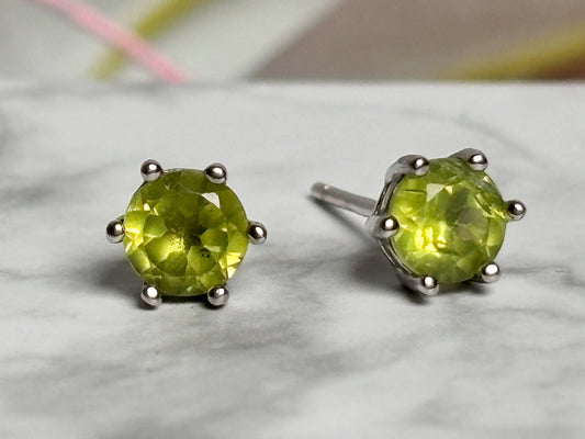 Facettierte Peridot Ohrstecker in Silber gefasst – Eleganter, hochwertiger Schmuck für stilvolle Auftritte