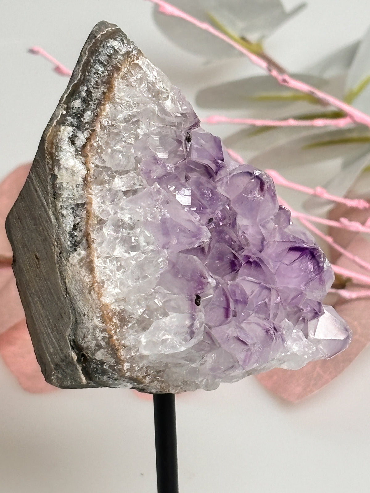 Amethyst Cluster auf Ständer - Funkelnder Edelstein für Dekoration, Heilung und Meditation, ca. 11 cm hoch.