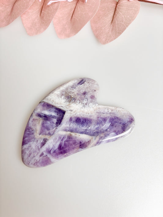 Natürlicher Amethyst Gua Sha - Entspannende Gesichtsmassage für strahlende Haut/ lila / Massagestein