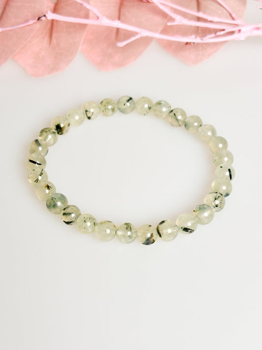 Elastisches Prehnite Perlenarmband 6mm, 17,5cm Länge – Handgemachtes Schmuckstück – Edelsteinarmband Geschenk