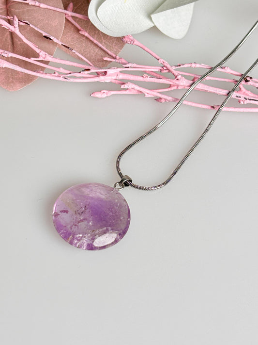 Runder transparenter Amethyst Kettenanhänger – Eleganter Amethyst Kristall Schmuckstück