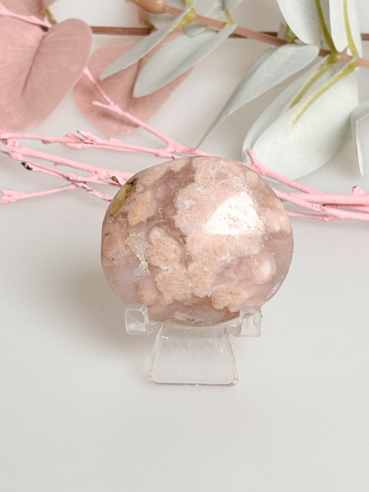 Flower Agate Palmstone with beautiful flowers and sparkling druses – Unique natural art for meditation and decoration