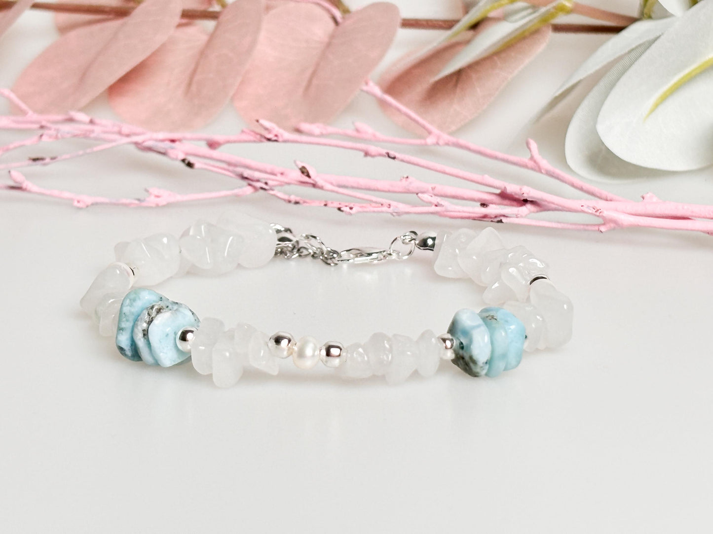 Weißes Jade Splitterarmband mit Larimar & Süßwasserperlen - Elegantes Edelsteinarmband für jeden Anlass