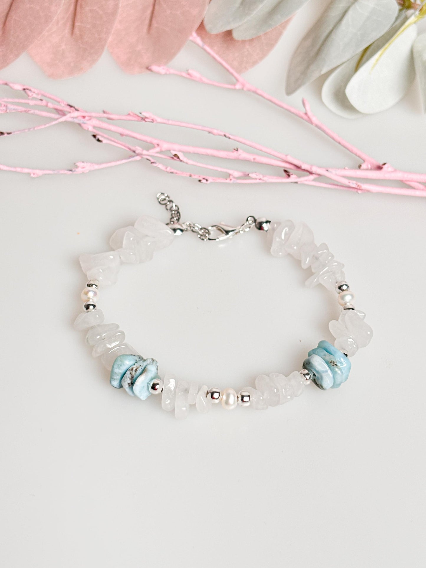 Weißes Jade Splitterarmband mit Larimar & Süßwasserperlen - Elegantes Edelsteinarmband für jeden Anlass