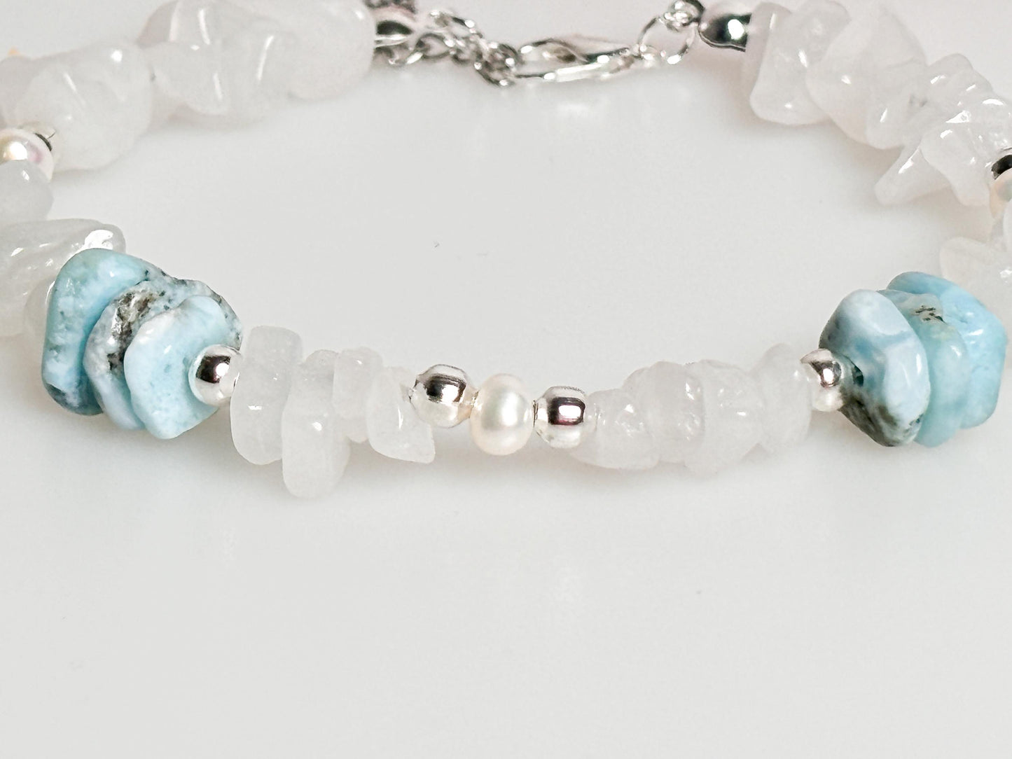Weißes Jade Splitterarmband mit Larimar & Süßwasserperlen - Elegantes Edelsteinarmband für jeden Anlass