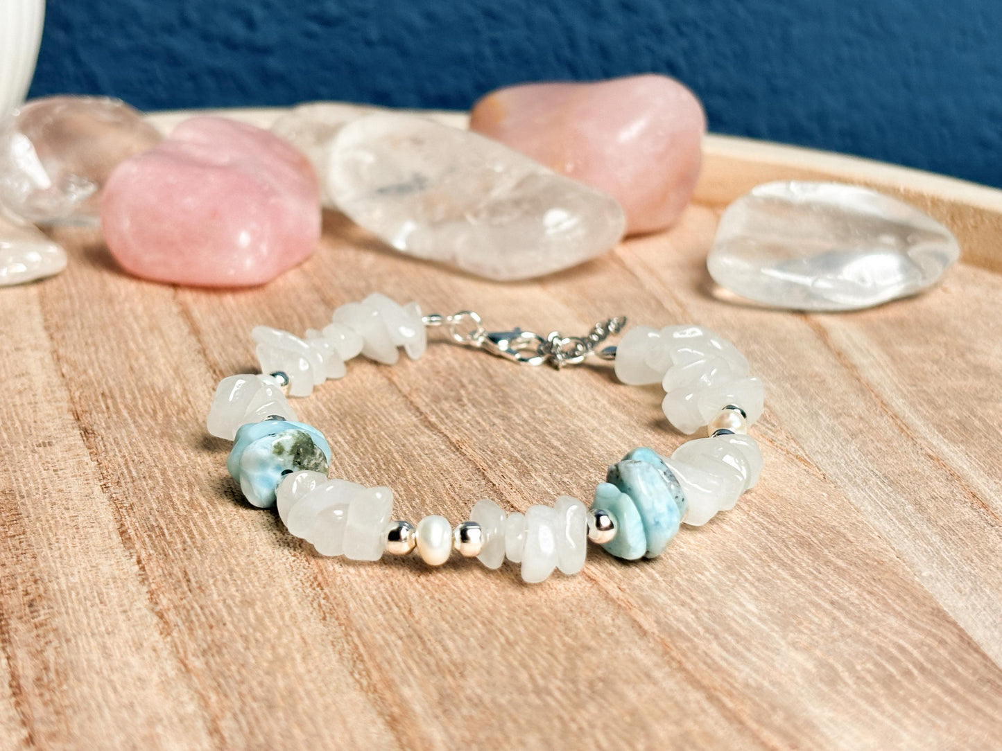 Weißes Jade Splitterarmband mit Larimar & Süßwasserperlen - Elegantes Edelsteinarmband für jeden Anlass