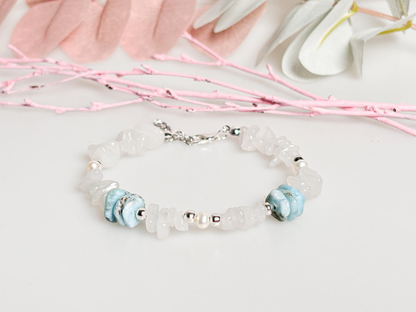 Weißes Jade Splitterarmband mit Larimar & Süßwasserperlen - Elegantes Edelsteinarmband für jeden Anlass