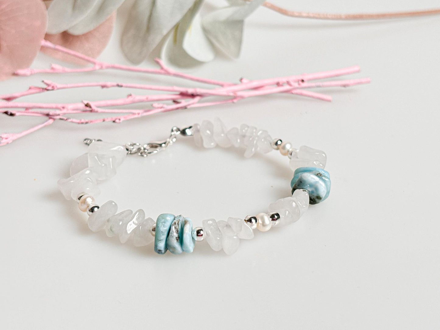 Weißes Jade Splitterarmband mit Larimar & Süßwasserperlen - Elegantes Edelsteinarmband für jeden Anlass