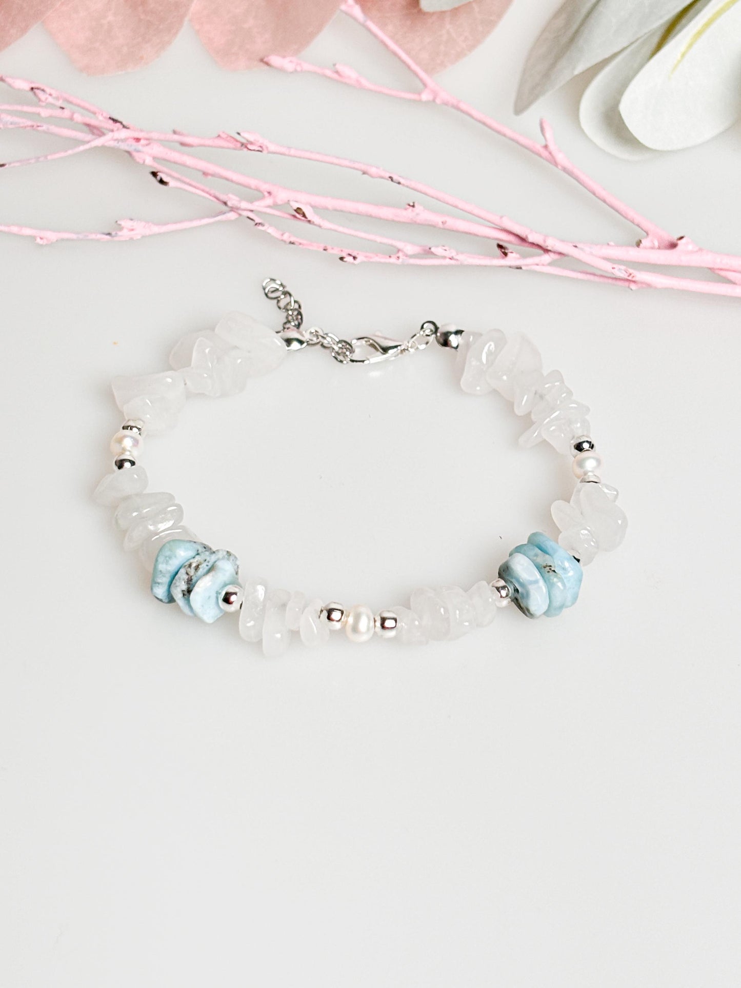 Weißes Jade Splitterarmband mit Larimar & Süßwasserperlen - Elegantes Edelsteinarmband für jeden Anlass