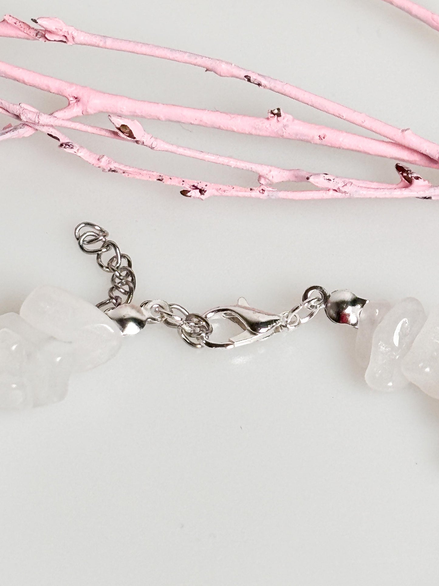 Weißes Jade Splitterarmband mit Larimar & Süßwasserperlen - Elegantes Edelsteinarmband für jeden Anlass